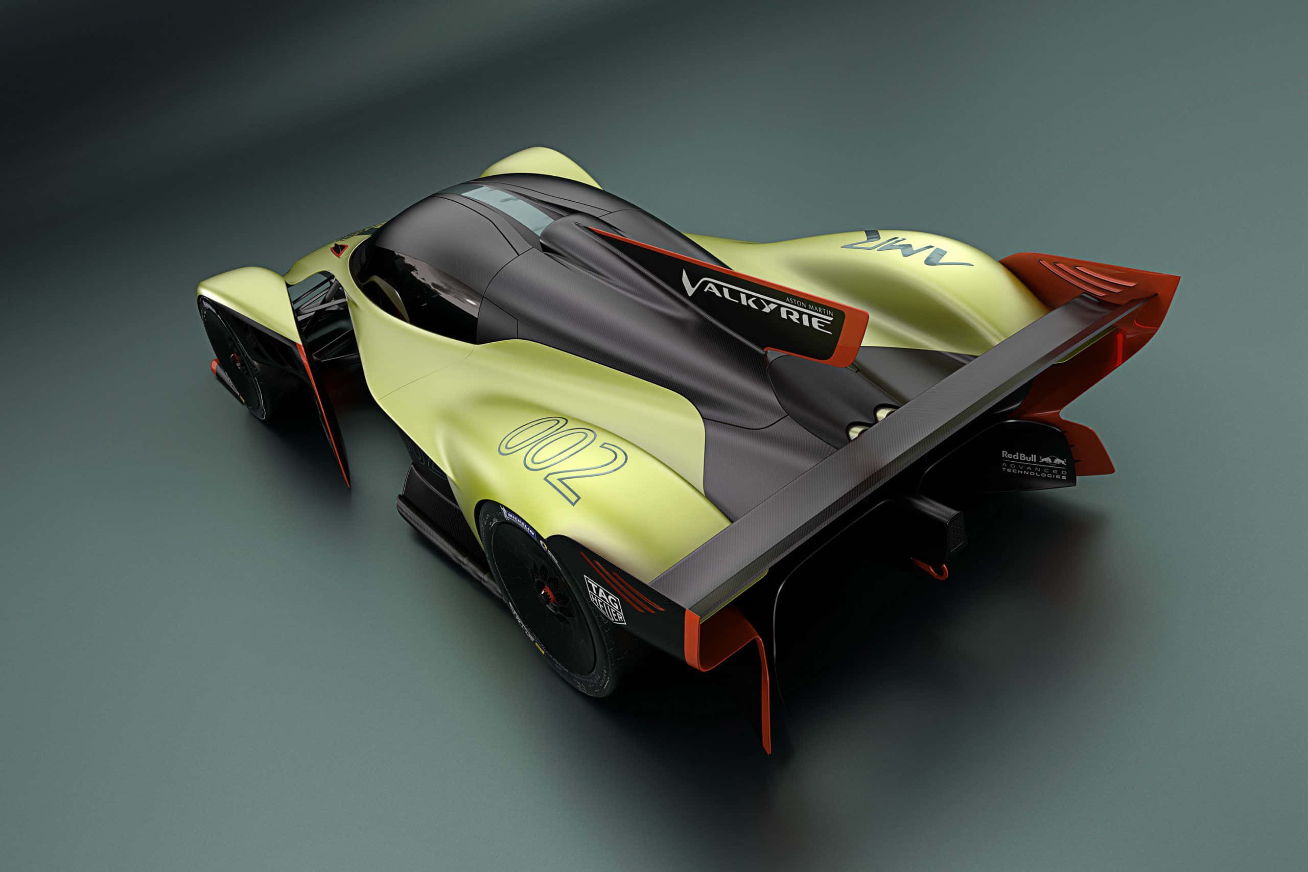 Aston Martin Valkyrie 桌布 壁紙 — 一輛時尚的青檸綠和黑色 Aston Martin Valkyrie 賽車，帶有紅色點綴，在工作室環境中展示。
