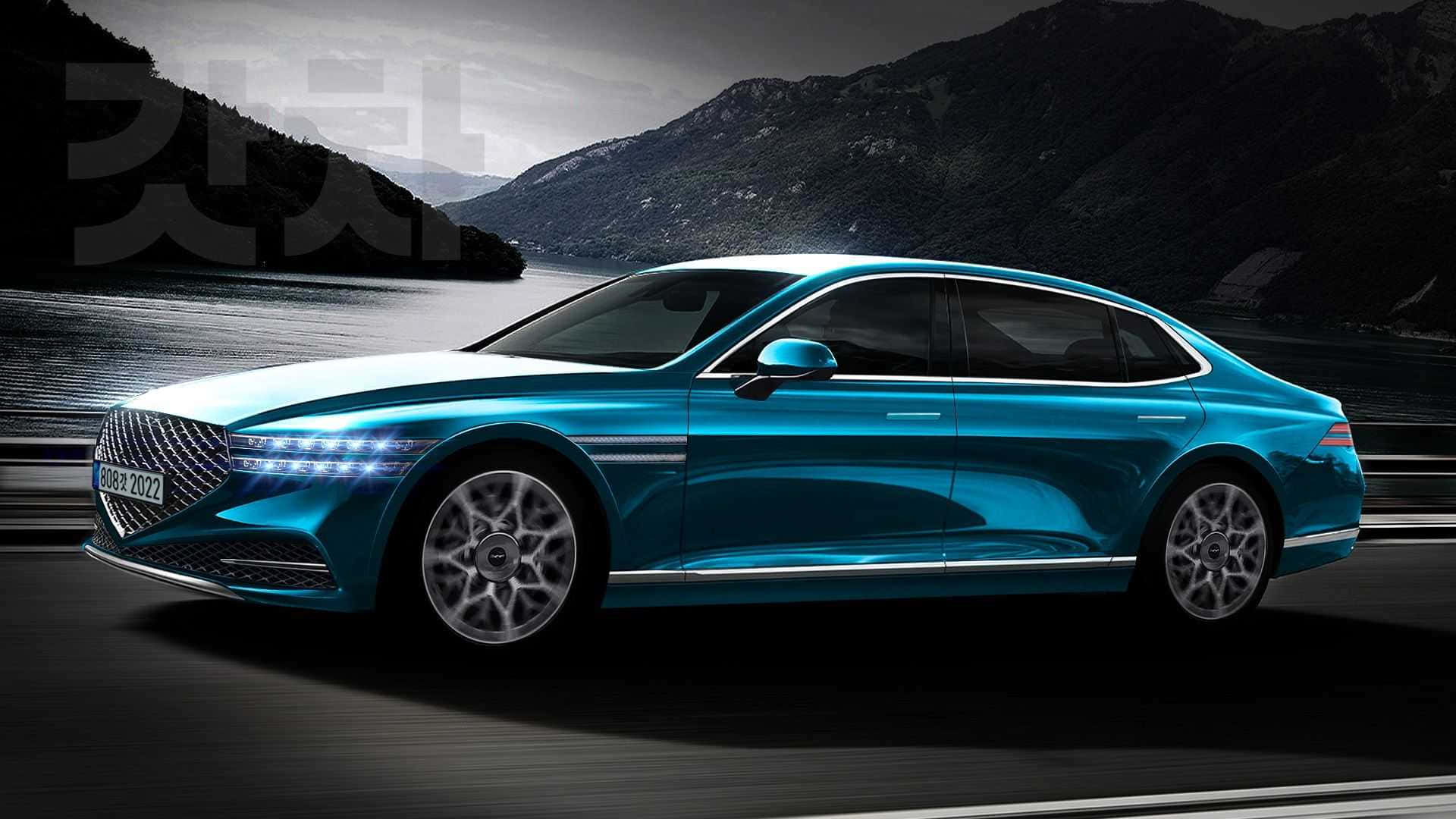 Genesis G90 桌布 壁紙 — 一輛時尚的青綠色轎車沿著霧氣瀰漫的山間湖邊道路行駛，天空陰沉。