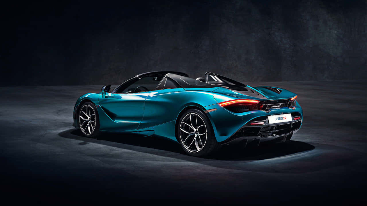 汽車 桌布 壁紙 — 一輛時尚的青色McLaren 720S Spider敞篷車在戲劇性的攝影棚燈光下，在深色紋理背景上閃閃發光。