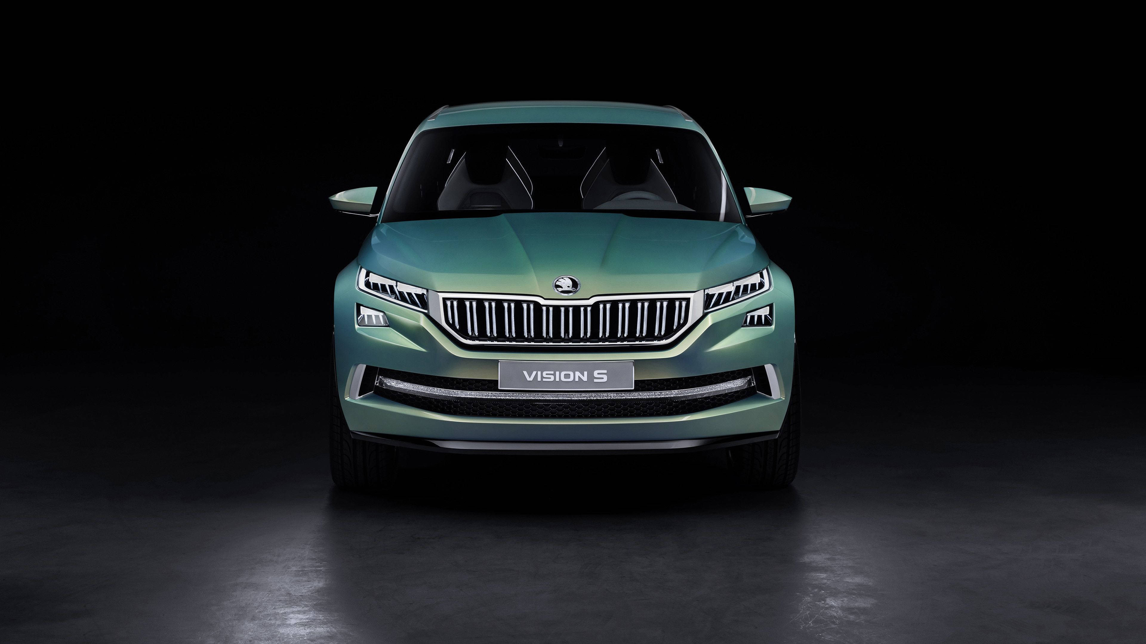 Skoda 桌布 壁紙 — 一輛時尚的青色Skoda Vision S SUV在攝影棚燈光下正面朝前，背景為黑色。