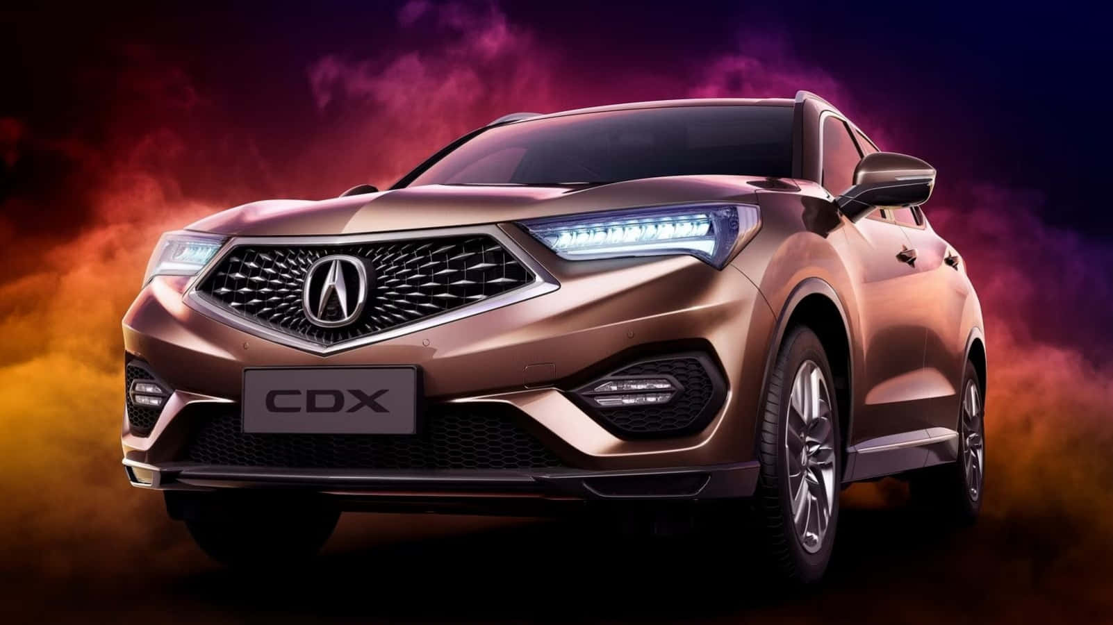 Acura 桌布 壁紙 — 一輛時尚的青銅色Acura CDX SUV在戲劇性的燈光下閃閃發光，身後有火橙色和煙霧般的紫色雲彩旋轉。