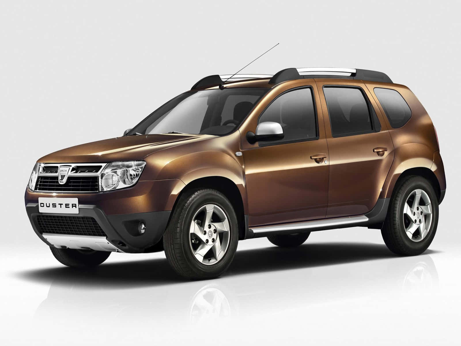 Dacia 桌布 壁紙 — 一輛時尚的青銅色Duster SUV在明亮均勻的燈光下，立於反射的白色攝影棚地板上。