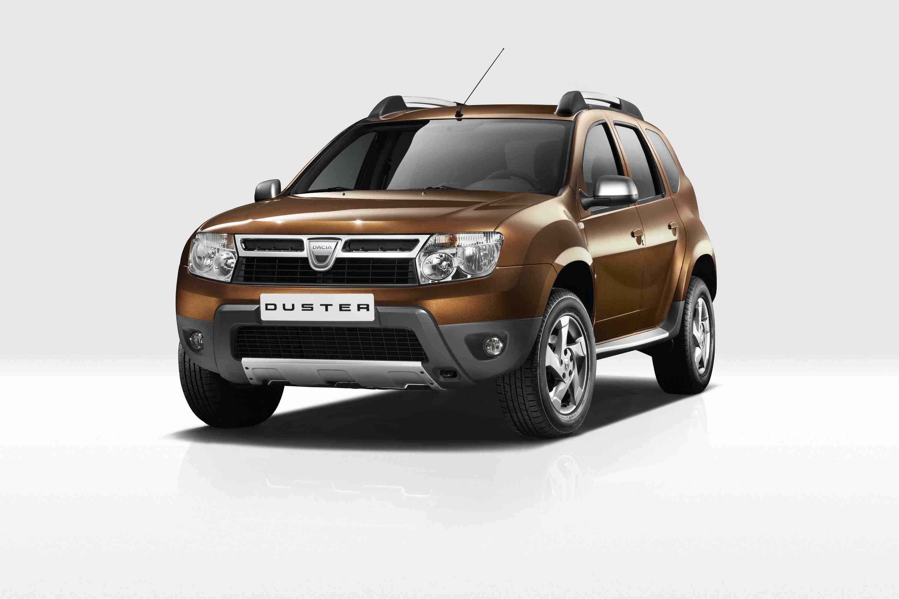 Dacia 桌布 壁紙 — 一輛時尚的青銅色Duster SUV在明亮均勻的燈光下，矗立在反光的白色攝影棚地板上。