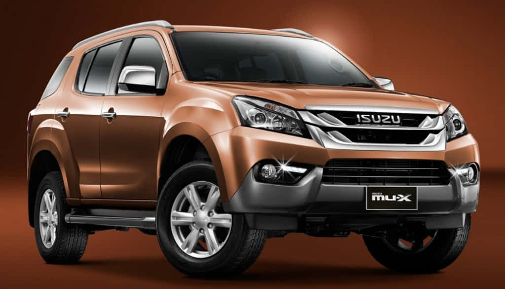 Isuzu 桌布 壁紙 — 一輛時尚的青銅色Isuzu MUX SUV，配以鍍鉻飾邊和銀色輪圈，在溫暖的棕色工作室背景前展示。