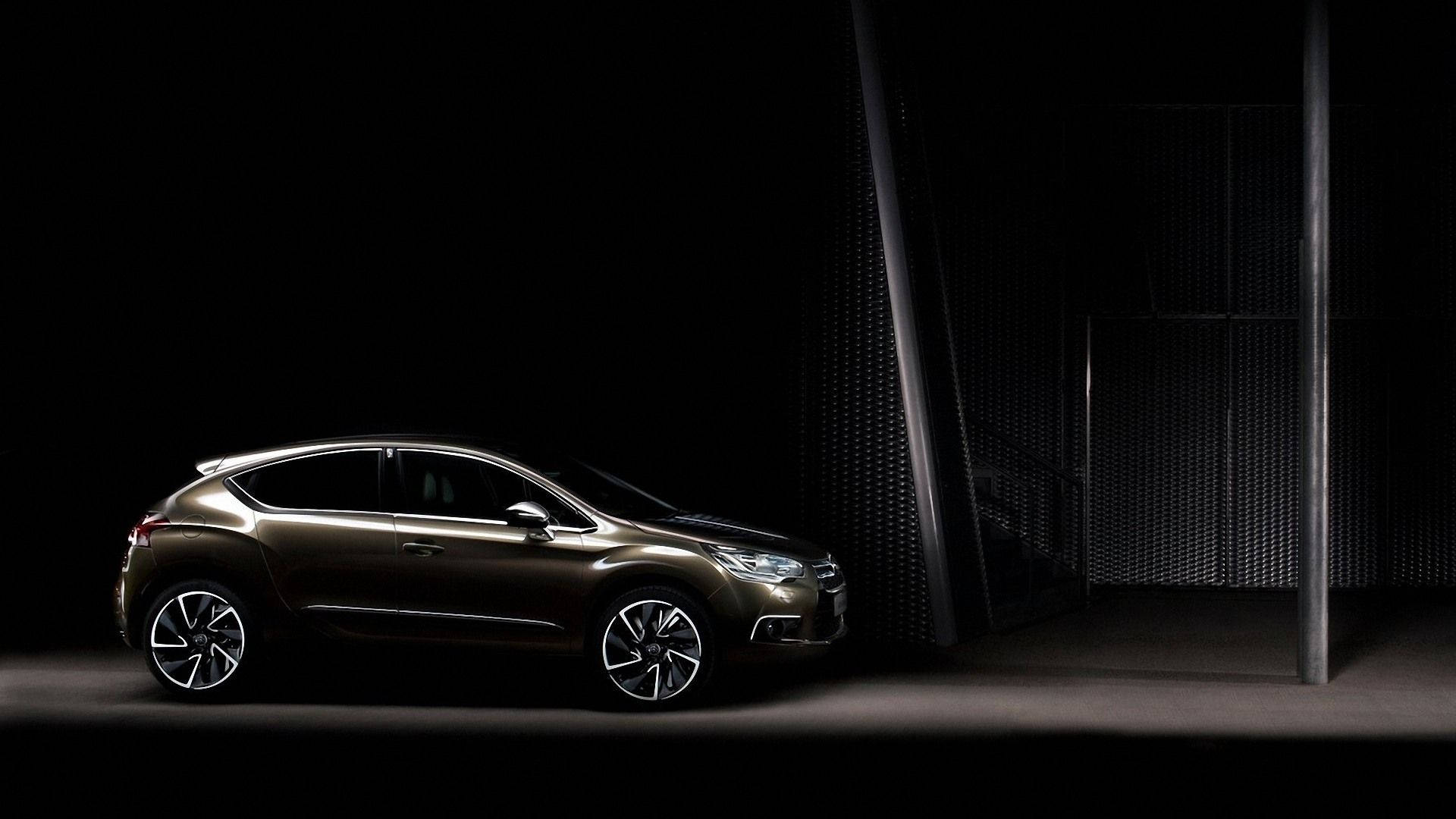 Citroen 桌布 壁紙 — 一輛時尚的青銅色SUV在黑暗的工業背景下，金屬面板和柱子襯托下，戲劇性地照亮。