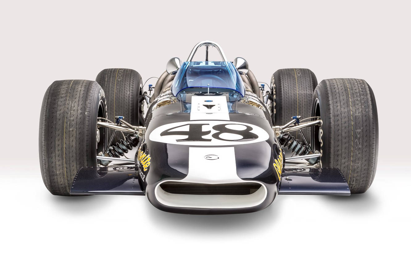 Indianapolis 500 桌布 壁紙 — 一輛時尚的黑白復古賽車，鼻錐上醒目地顯示著48號。