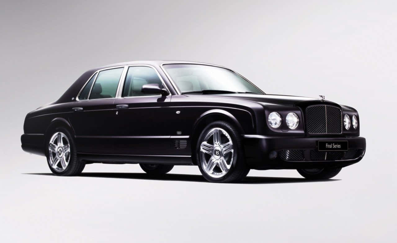 復古 桌布 壁紙 — 一輛時尚的黑色 Bentley Final Series 轎車在攝影棚燈光下，在簡約的白色背景前閃閃發光。
