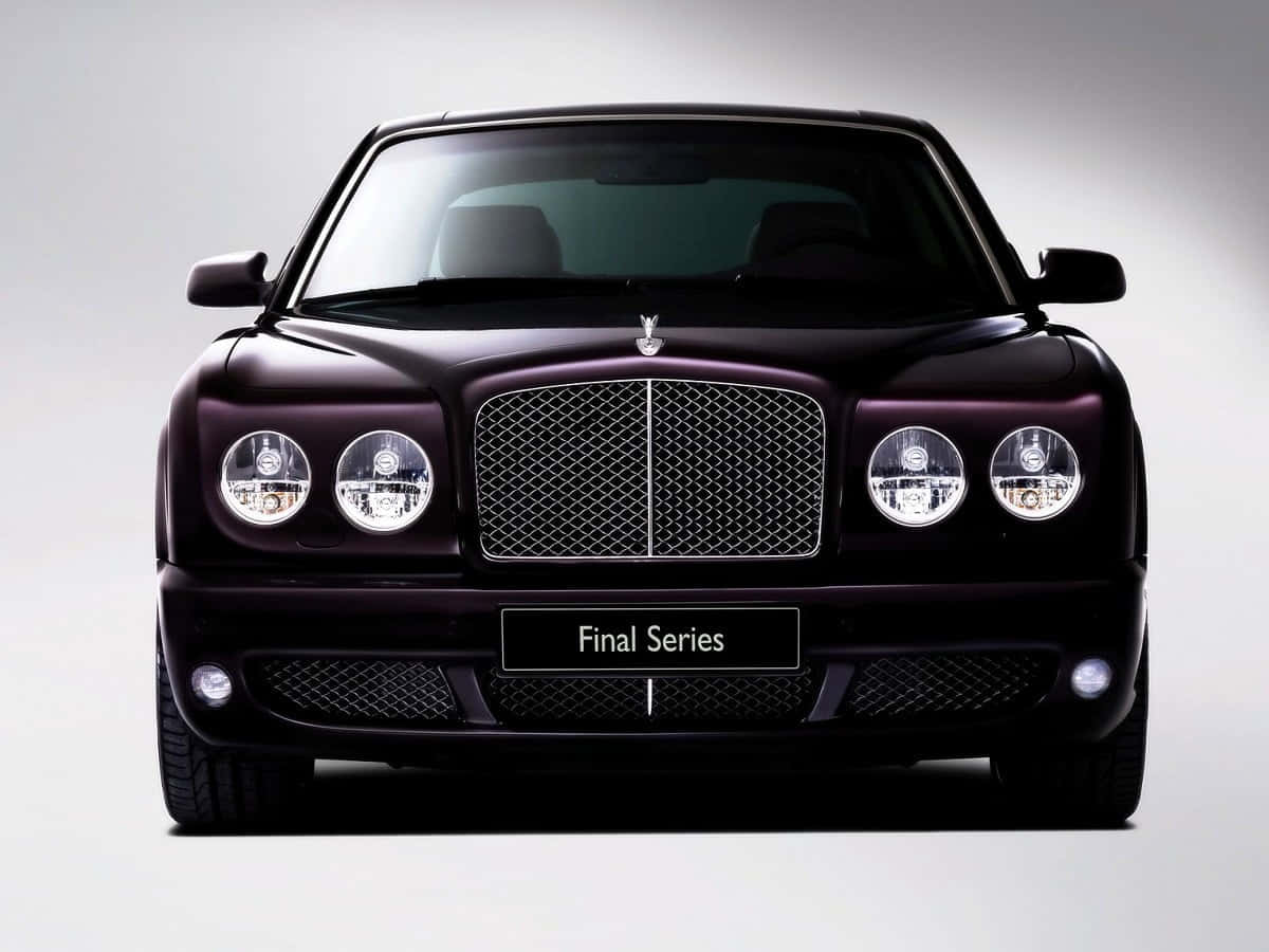 Bentley Arnage 桌布 壁紙 — 一輛時尚的黑色 Bentley Final Series 轎車正面朝前，配備鍍鉻格柵和圓形頭燈，背景為簡約的工作室背景。