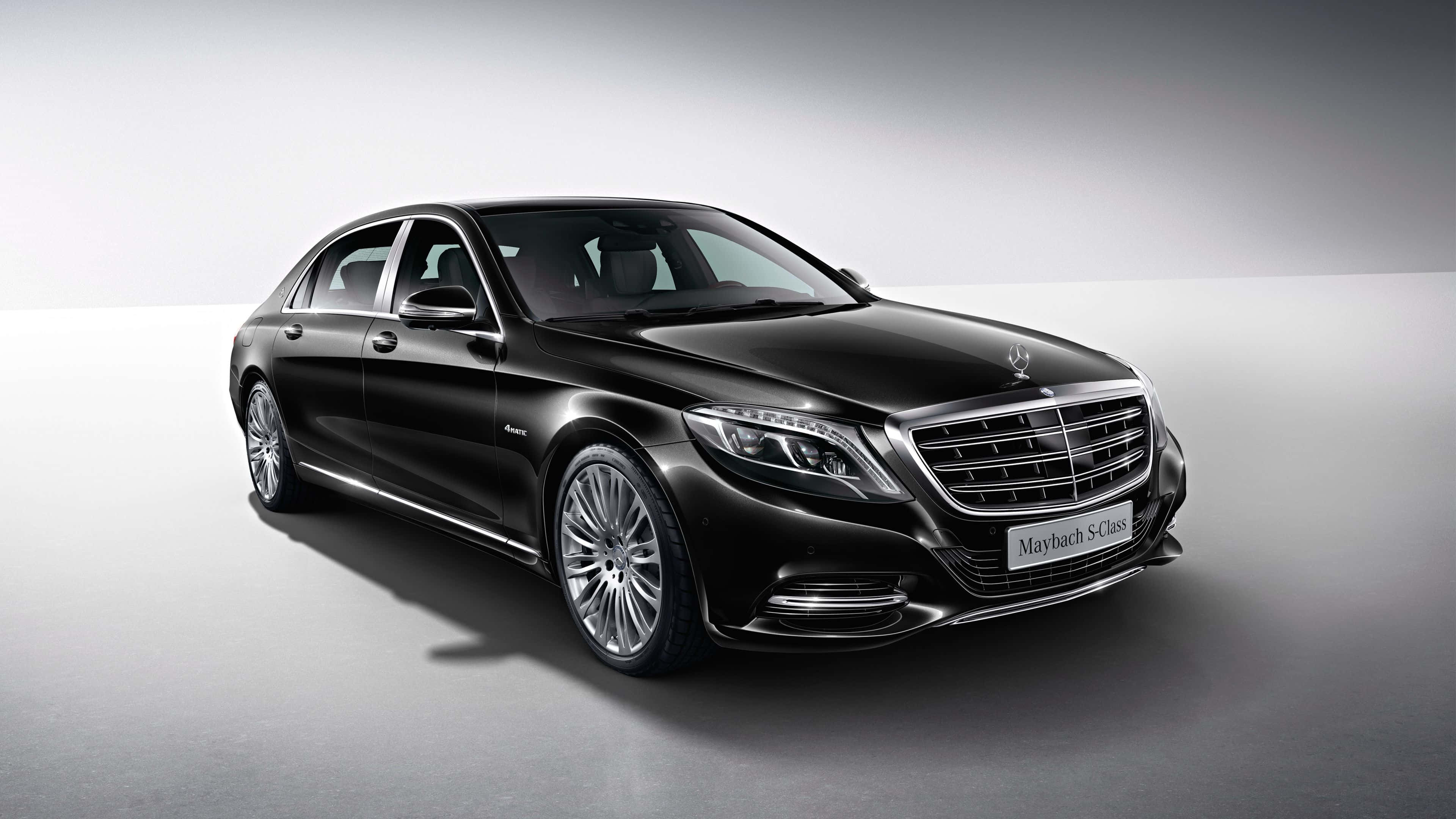 跑車 桌布 壁紙 — 一輛時尚的黑色 Maybach S-Class 轎車在工作室燈光下閃耀，背景為極簡灰色。