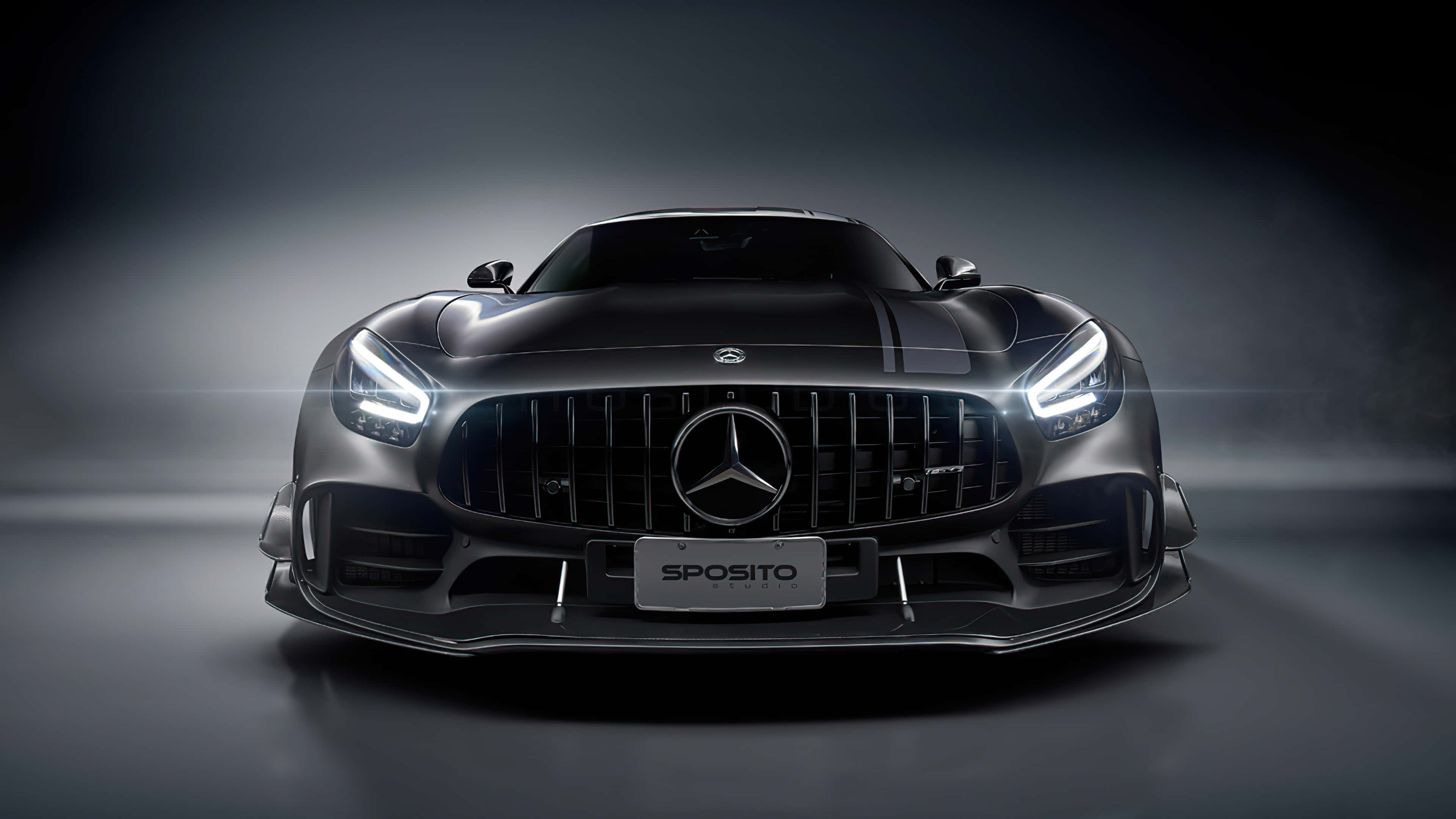 Mercedes Car 4K 桌布 壁紙 — 一輛時尚的黑色 Mercedes-AMG GT S 跑車，配備發光頭燈，在黑暗的攝影棚環境中直視前方。