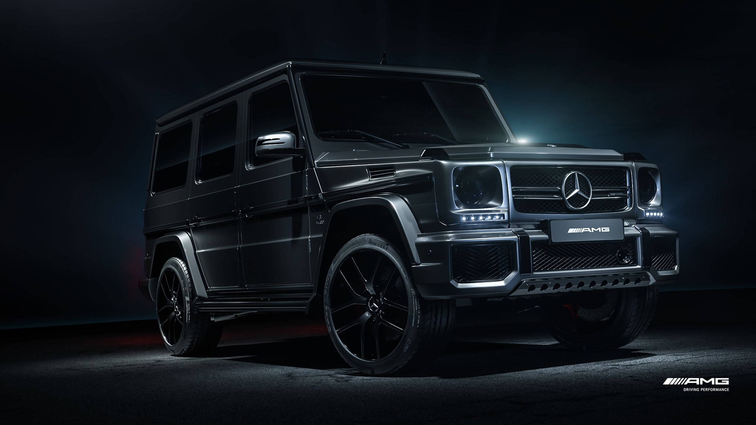 Mercedes 桌布 壁紙 — 一輛時尚的黑色 Mercedes-AMG G-Class SUV 在戲劇性的工作室燈光下，在黑暗背景中閃耀。