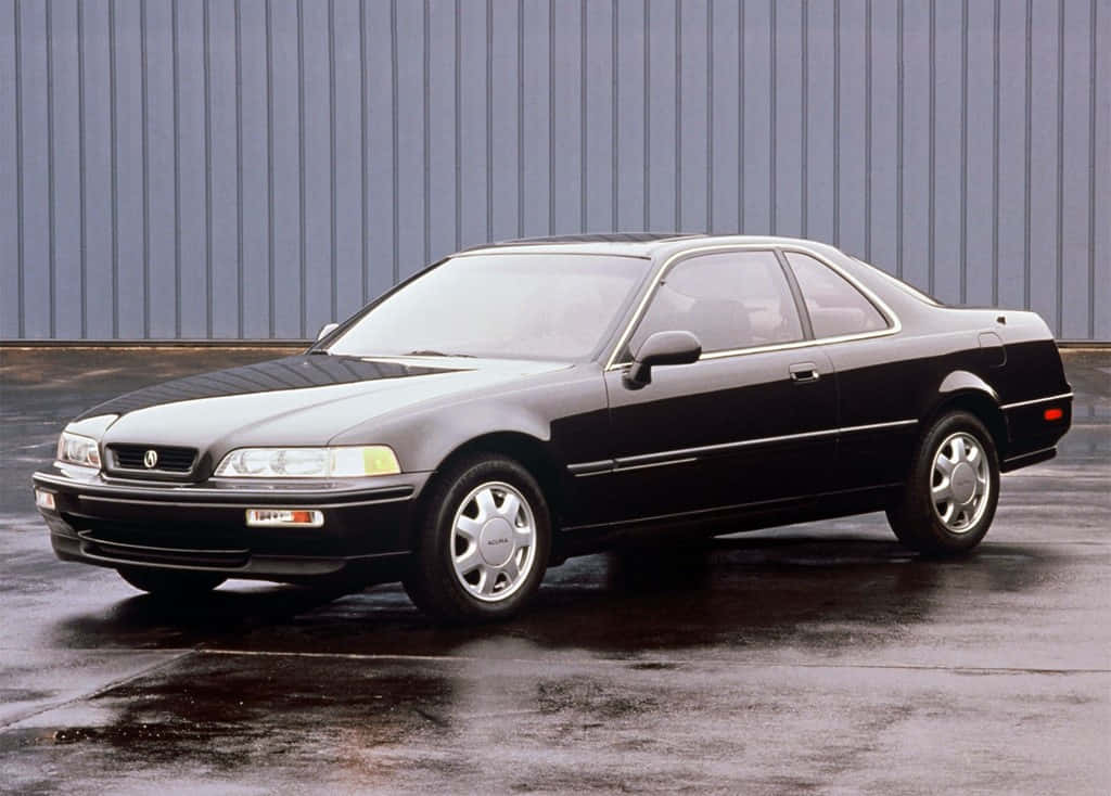 Acura Legend 桌布 壁紙 — 一輛時尚的黑色Acura NSX雙門跑車停放在濕漉漉的路面上，背景是灰色波紋金屬牆。