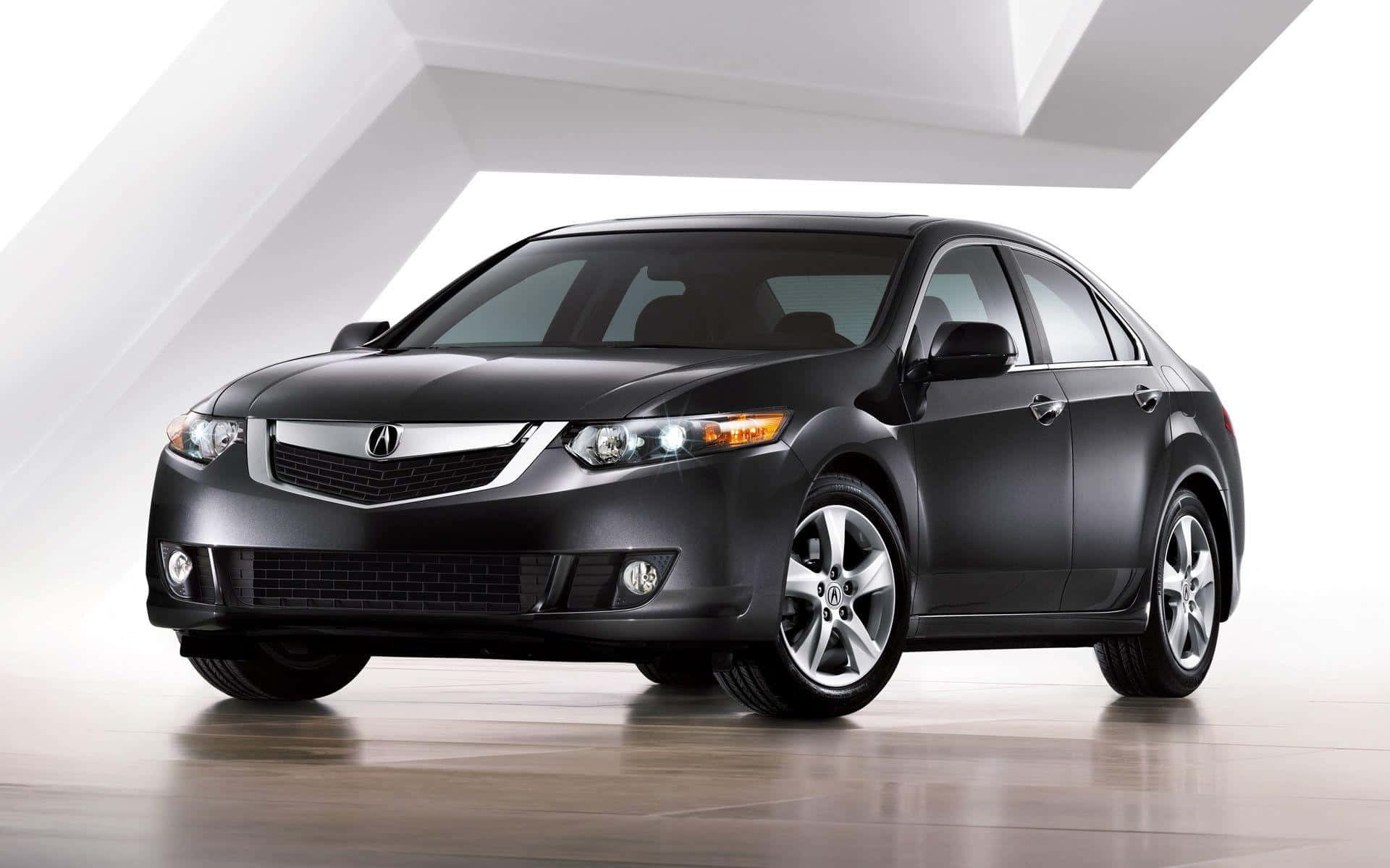 Acura Tsx 桌布 壁紙 — 一輛時尚的黑色Acura轎車在明亮的攝影棚燈光下，以極簡白色建築背景襯托，閃閃發光。