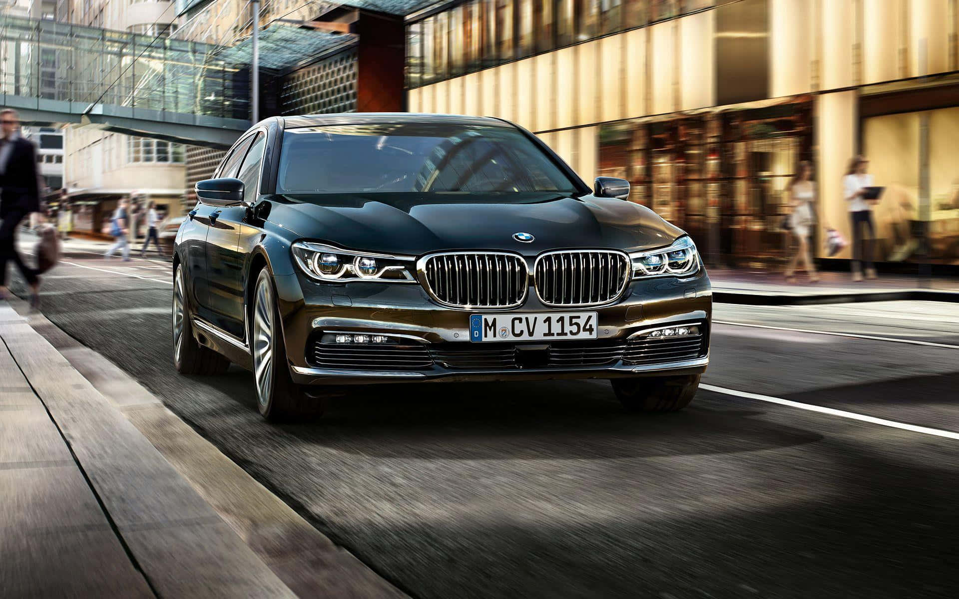 Bmw 7 Series 桌布 壁紙 — 一輛時尚的黑色BMW 7系列轎車在繁華的城市街道上行駛，背景建築物和行人呈現動態模糊效果。