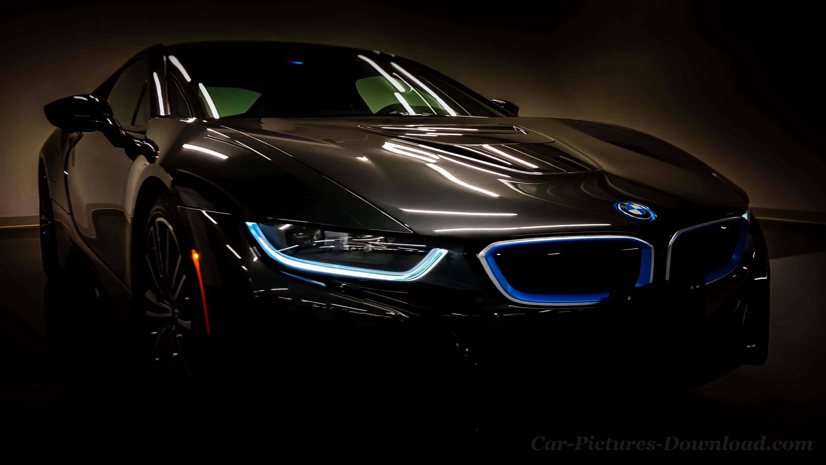 黑色 桌布 壁紙 — 一輛時尚的黑色BMW i8跑車在黑暗的攝影棚背景下散發出鮮豔的藍色LED頭燈光芒。