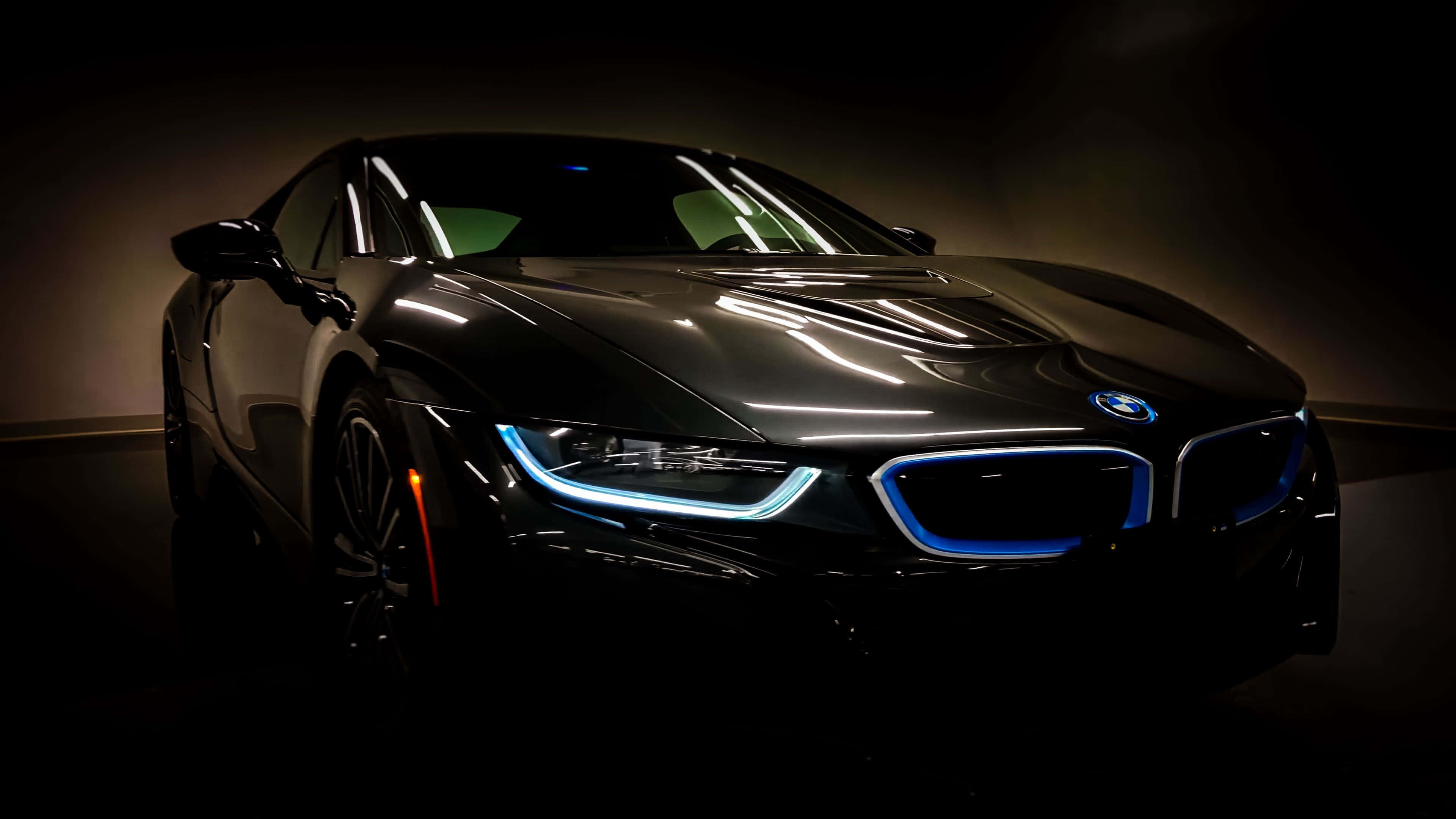 Bmw Cars 桌布 壁紙 — 一輛時尚的黑色BMW i8跑車在黑暗的攝影棚背景下散發出鮮豔的藍色LED燈光。