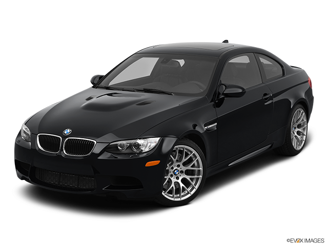 BMW 動圖 桌布 壁紙 — 一輛時尚的黑色BMW M3雙門轎跑車，配備銀色輪圈和光澤飾面，在工作室燈光下展示。