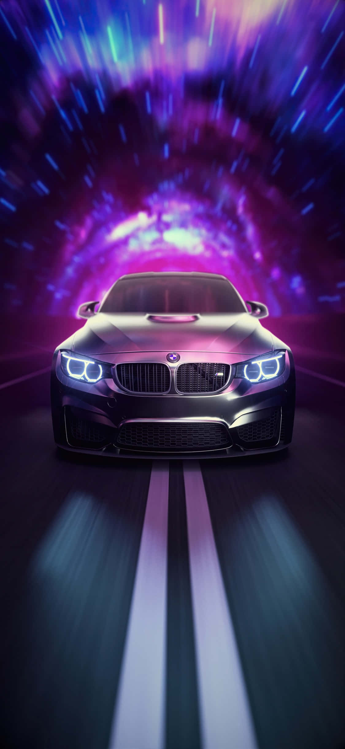 iPhone X Bmw 桌布 壁紙 — 一輛時尚的黑色BMW M4在充滿活力的紫色和藍色霓虹隧道中疾馳，留下光跡。