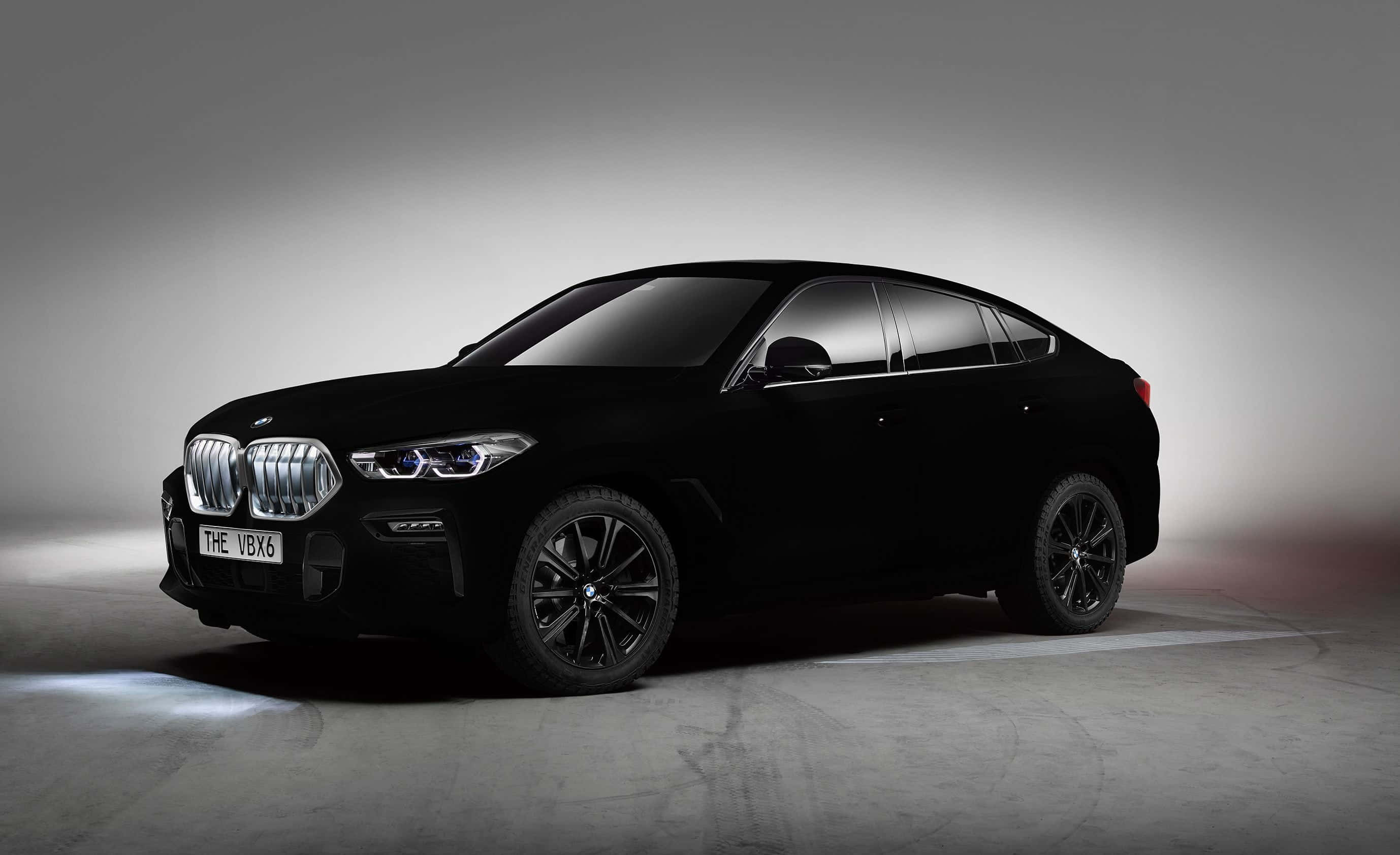 Vantablack 桌布 壁紙 — 一輛時尚的黑色BMW X6 SUV在簡約的工作室中展示，戲劇性的燈光凸顯其光澤飾面和運動型輪廓。