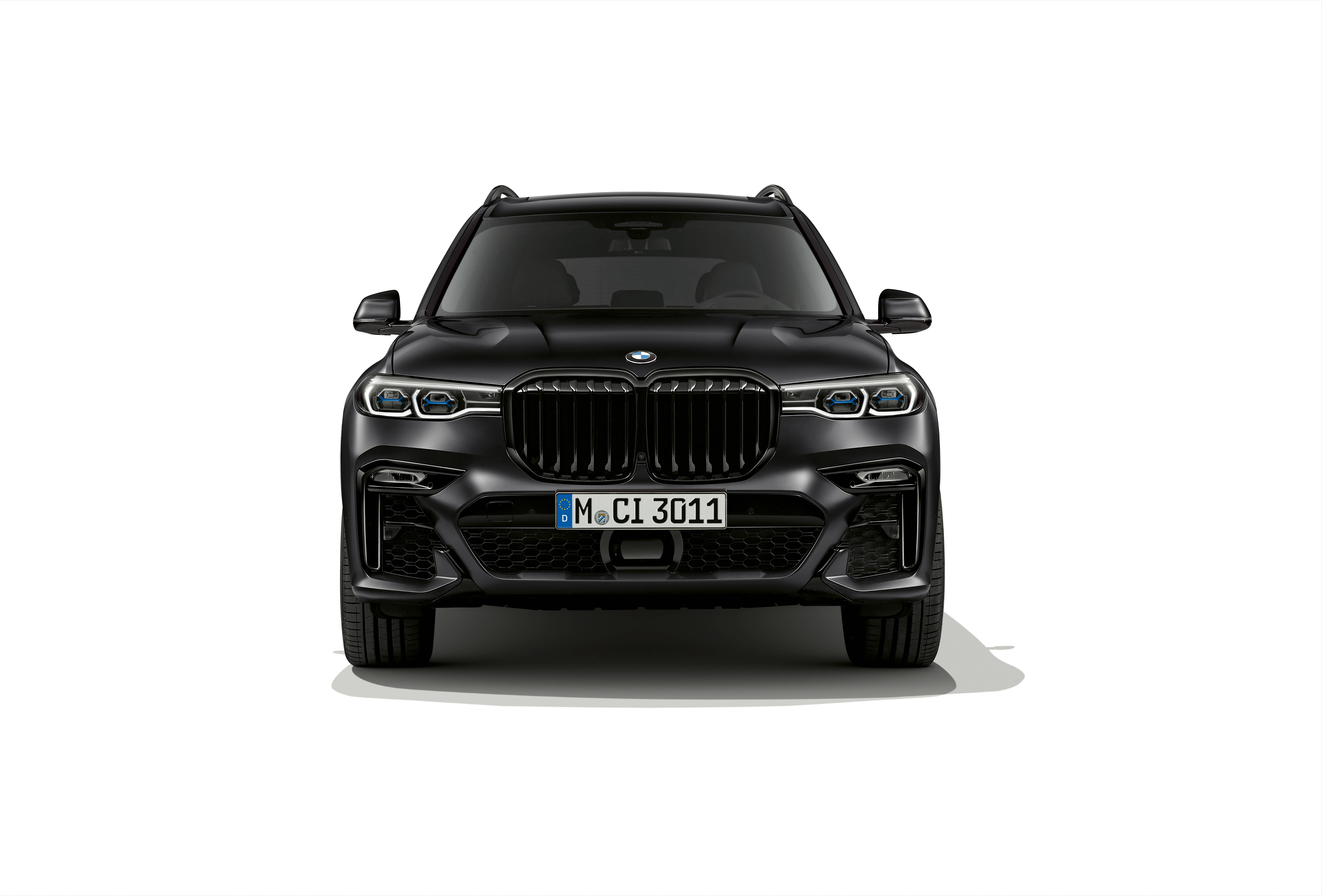Black Bmw 桌布 壁紙 — 一輛時尚的黑色BMW X7 SUV正面朝前，配備銳利頭燈和標誌性格柵，背景為潔白。