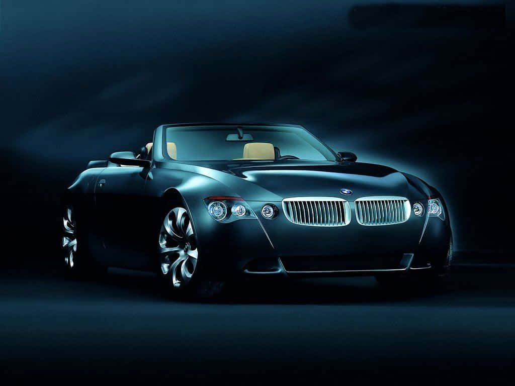 BMW 動圖 桌布 壁紙 — 一輛時尚的黑色BMW敞篷車在戲劇性的藍色燈光下，在黑暗煙霧繚繞的背景中閃耀。