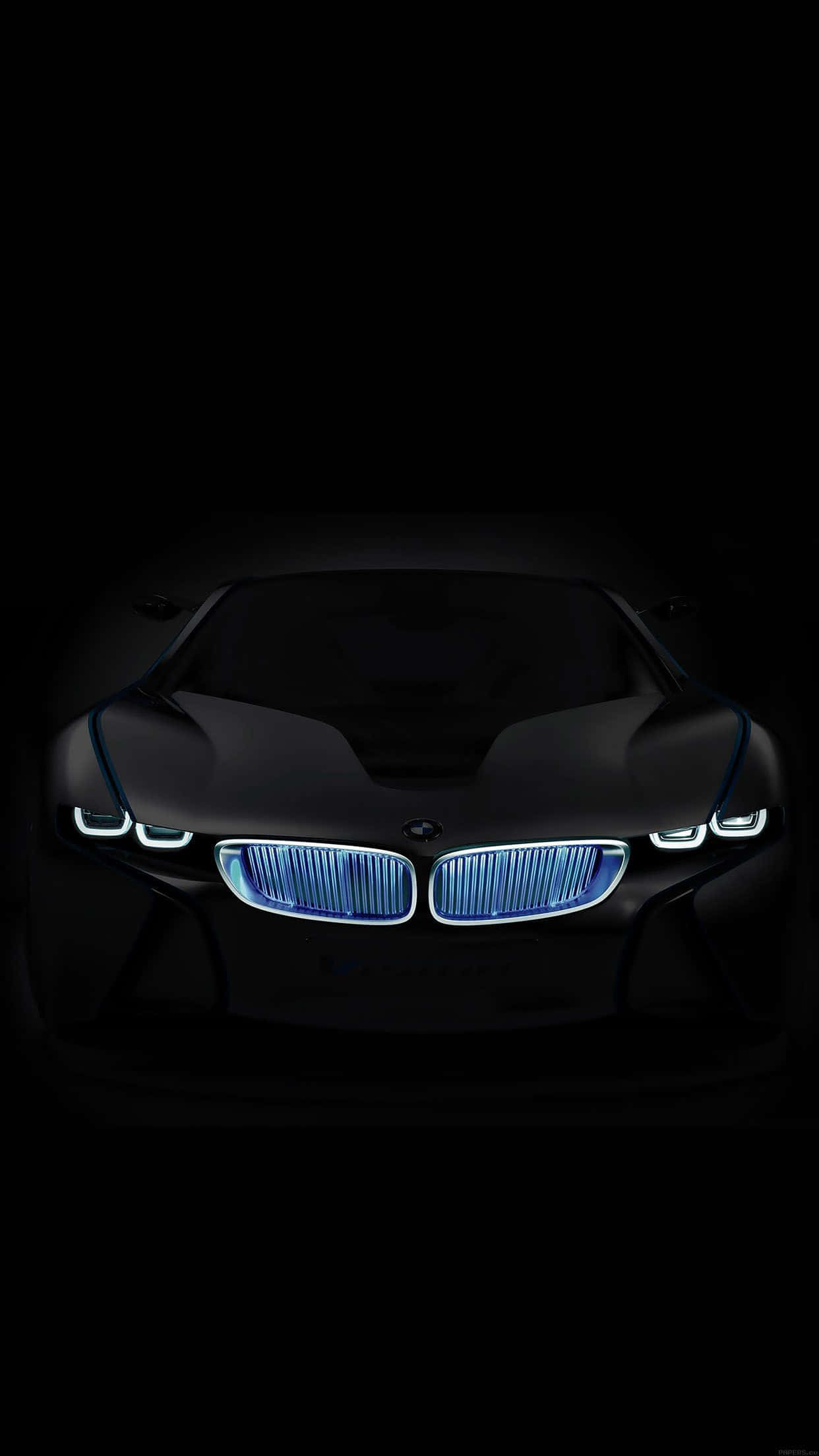 Bmw iPhone 桌布 壁紙 — 一輛時尚的黑色BMW概念車在漆黑背景中散發出鮮豔的藍色車頭燈光芒。
