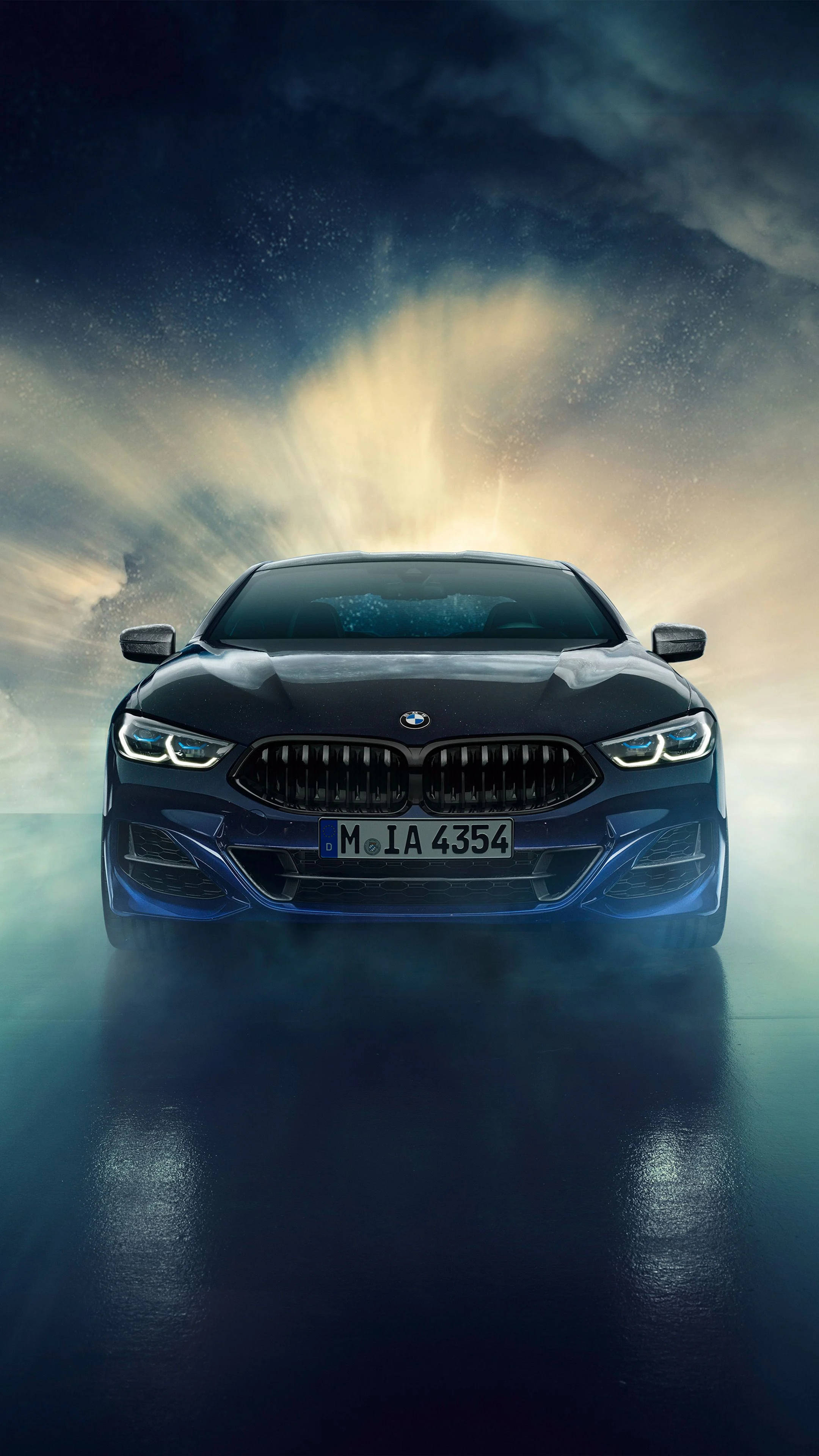 4K BMW 壁紙 桌布 壁紙 — 一輛時尚的黑色BMW跑車在戲劇性的暴風雨天空下向前，金色光芒穿透雲層。