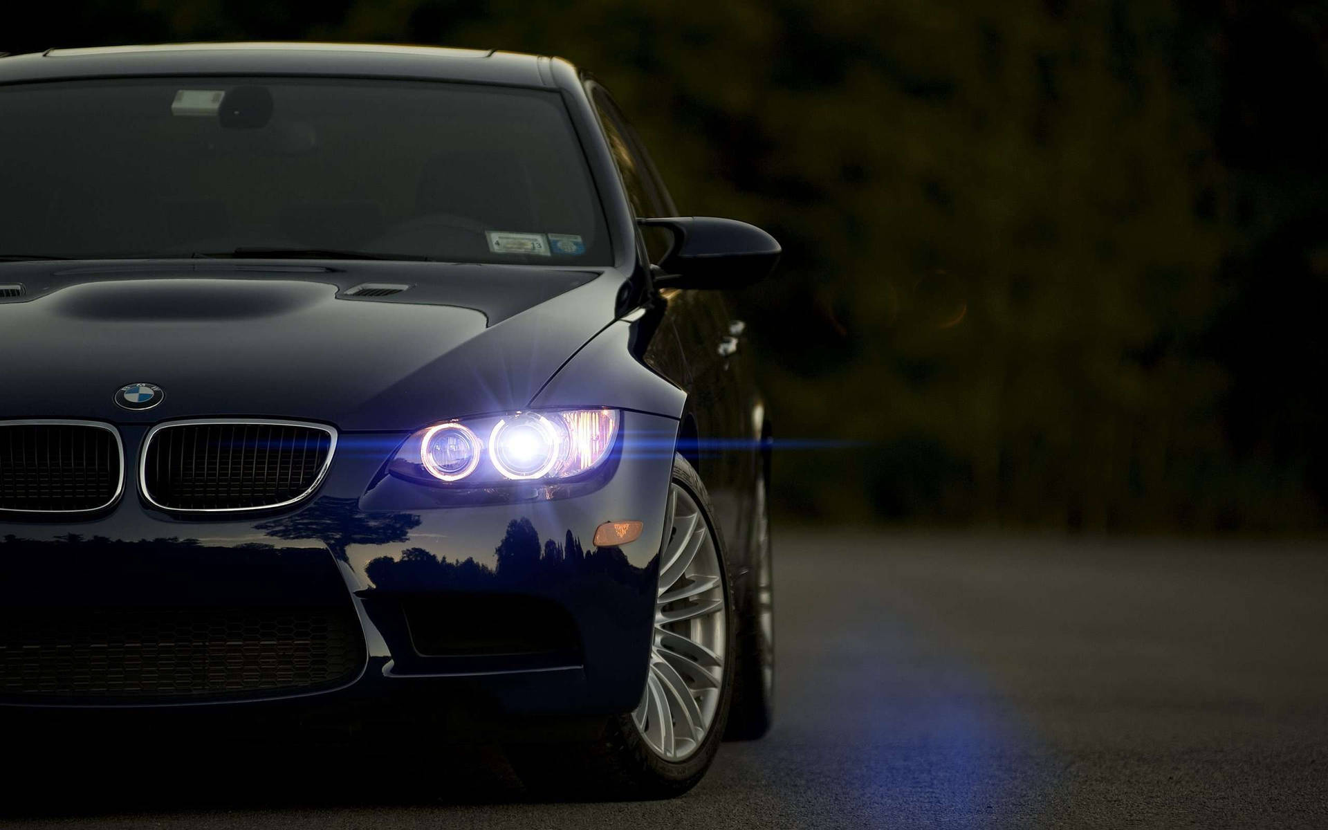 黑色BMW跑車在夜間道路上亮著車頭燈。 — BMW 動圖 壁紙