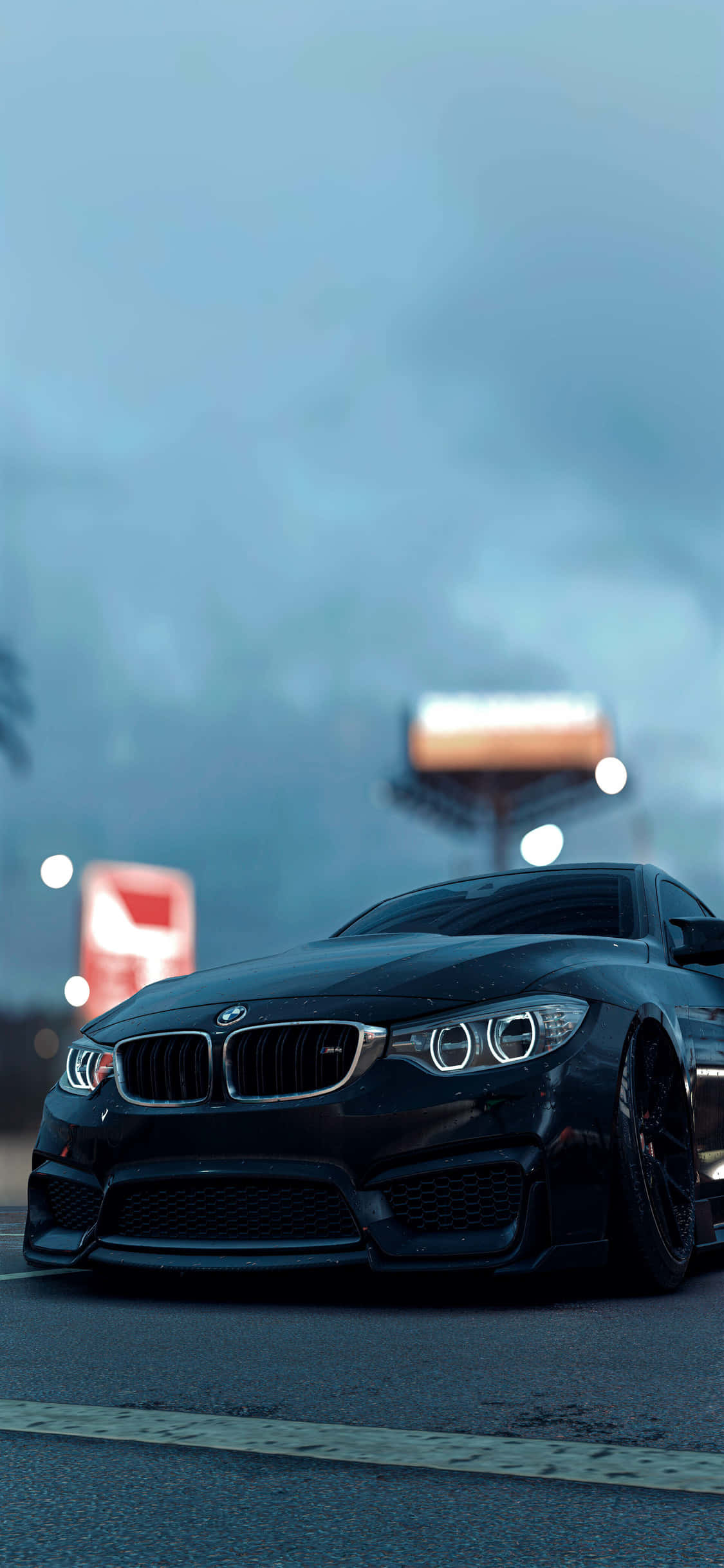 iPhone X Bmw 桌布 壁紙 — 一輛時尚的黑色BMW跑車在潮濕的道路上行駛，在憂鬱的黃昏天空下，遠處有發光的廣告牌。