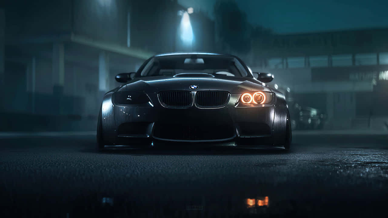 720p Bmw 桌布 壁紙 — 一輛時尚的黑色BMW跑車在霧氣瀰漫的城市夜景中，在一盞路燈下閃耀。