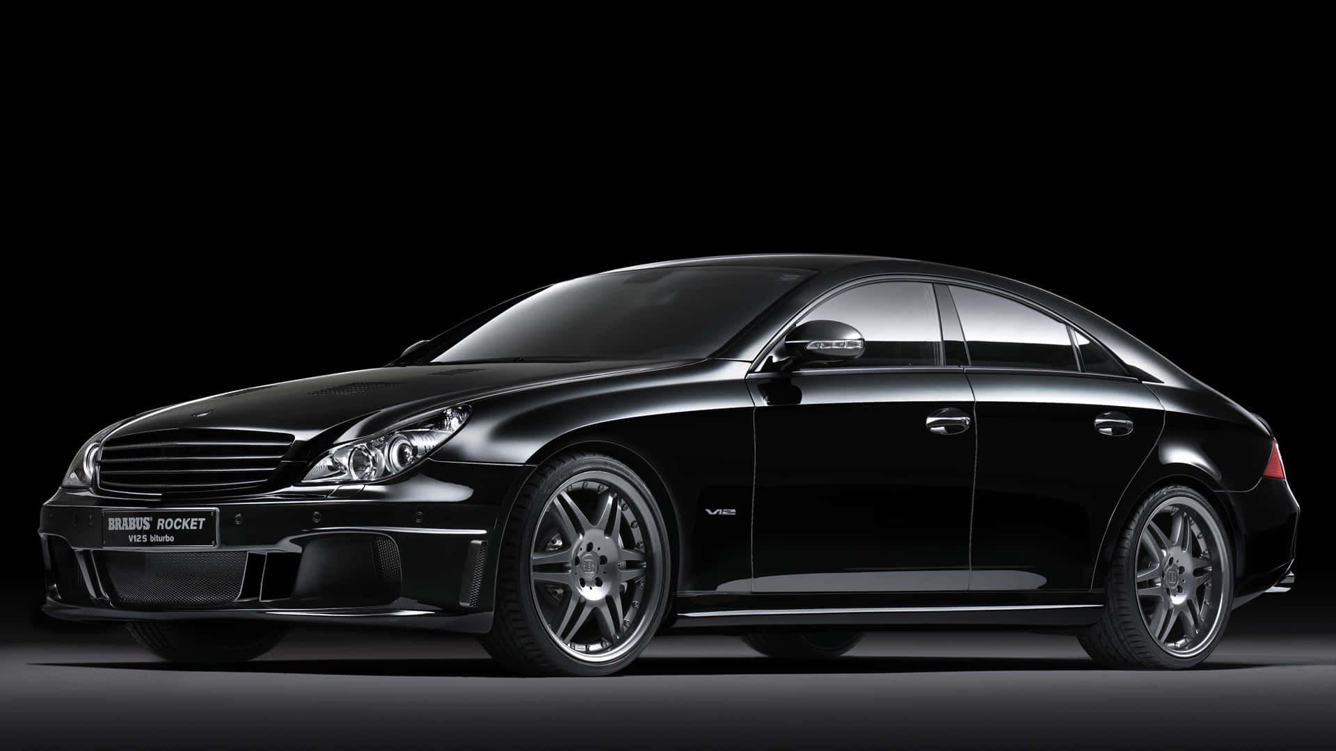 Black Car 桌布 壁紙 — 一輛時尚的黑色Brabus Rocket Mercedes-Benz轎車在純黑色背景下於攝影棚燈光中閃耀。