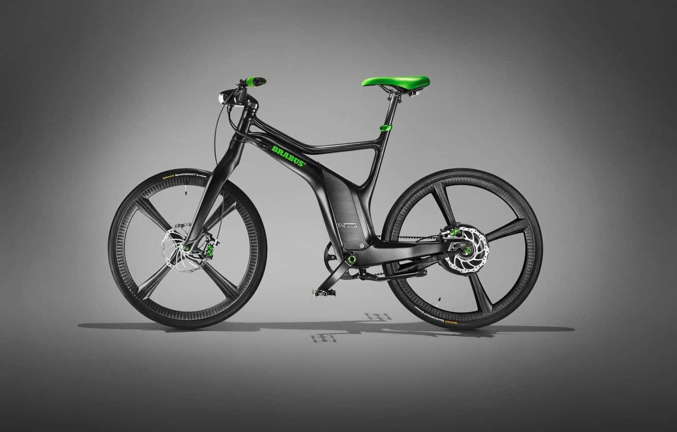 Electric Bike 桌布 壁紙 — 一輛時尚的黑色Brabus電動自行車，帶有鮮豔的綠色點綴和未來感輪圈設計，矗立在漸變灰色工作室背景前。