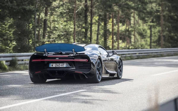 黑色Bugatti Chiron藍色尾翼在森林道路上行駛 — 4K 壁紙
