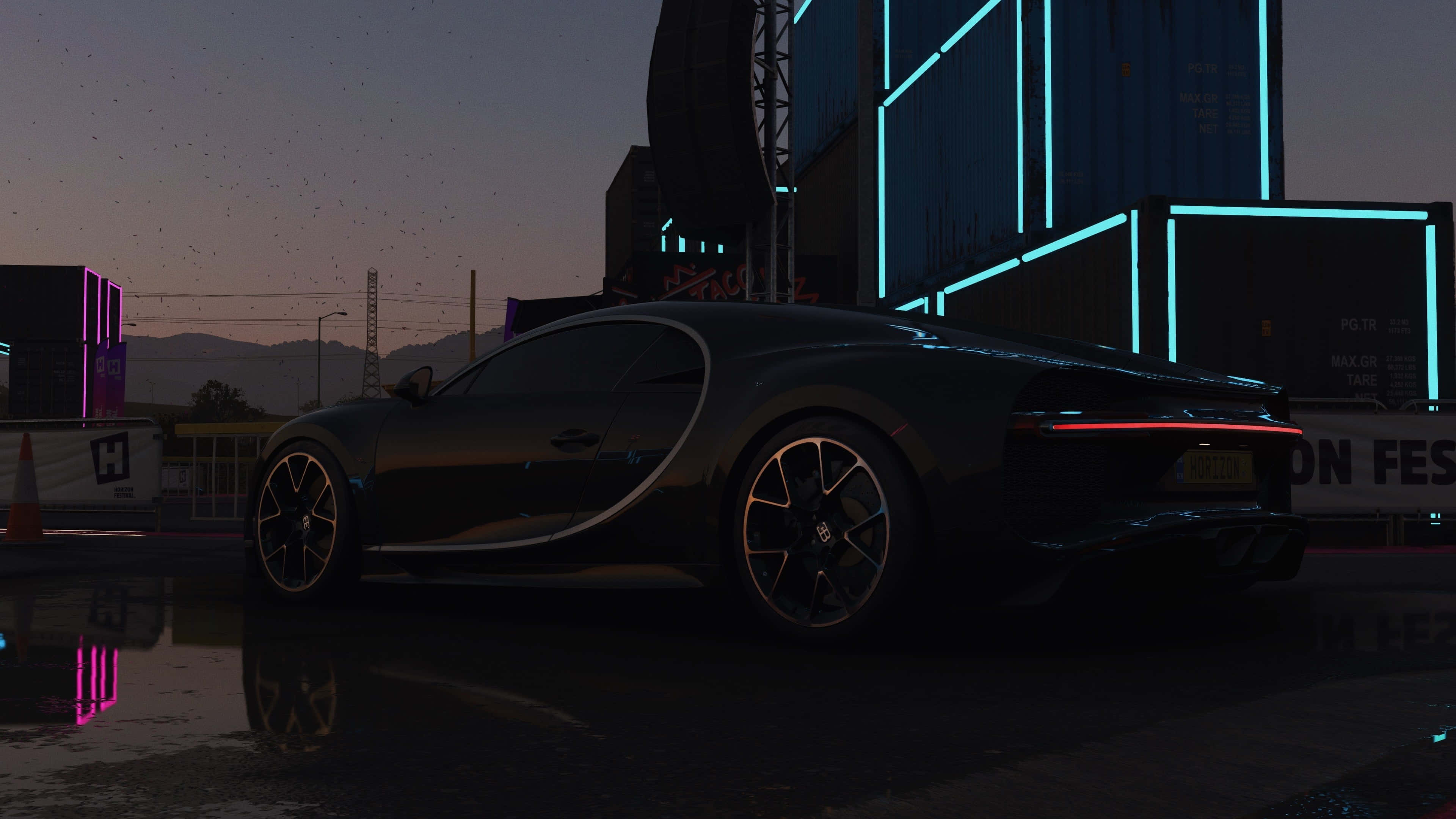 Forza Horizon 5 4K 桌布 壁紙 — 一輛時尚的黑色Bugatti Chiron在黃昏時停泊在濕漉漉的瀝青路上，發光的霓虹燈光反射在堆疊的貨櫃旁邊的水坑中。