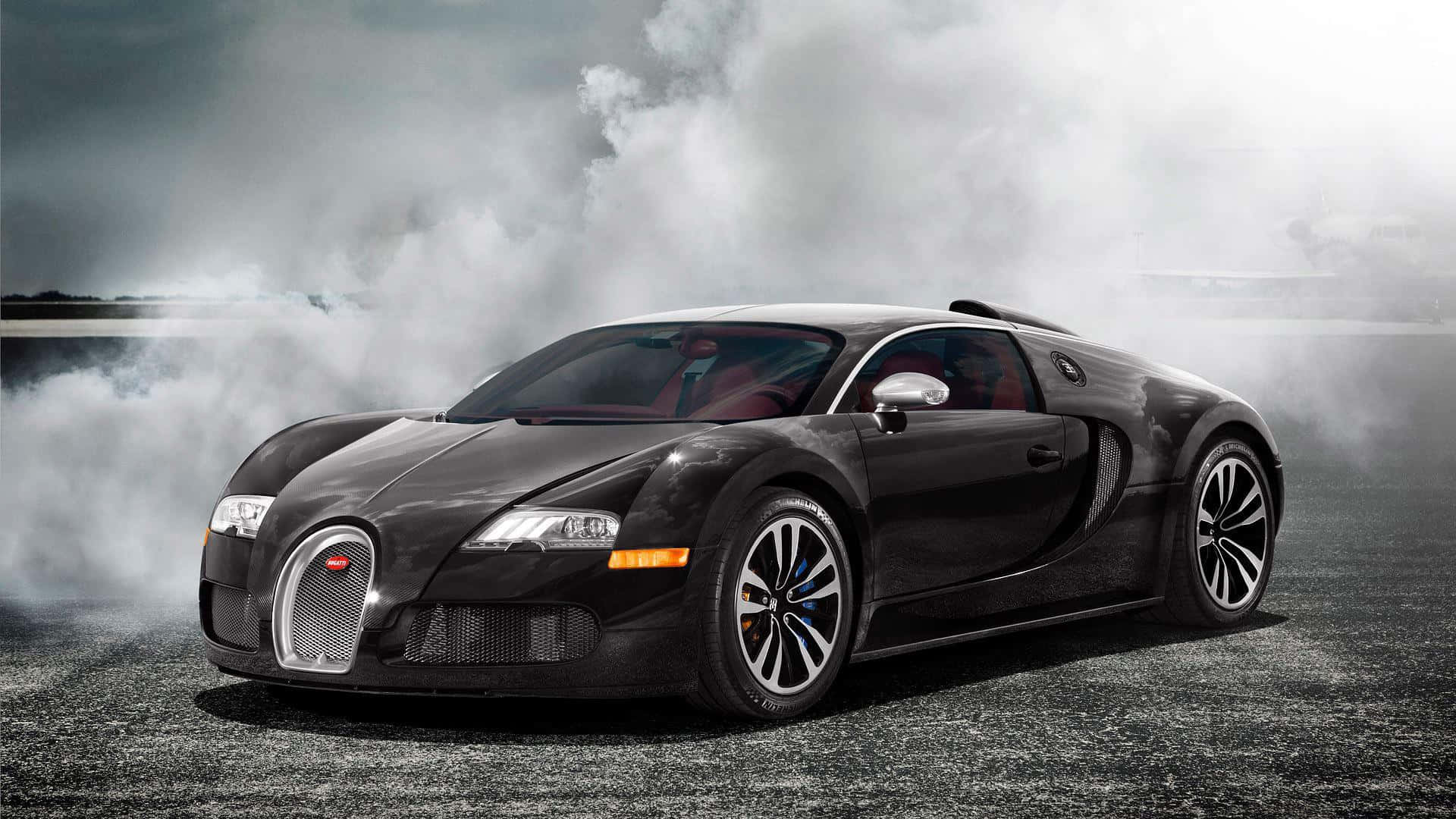 高清汽車 桌布 壁紙 — 一輛時尚的黑色Bugatti Veyron在暴風雨的天空下，在黑暗的瀝青路面上濃煙中飄移。