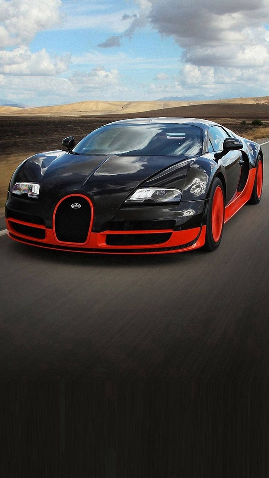 X 桌布 壁紙 — 一輛時尚的黑色Bugatti，帶有充滿活力的橙色點綴，在部分多雲的天空下行駛在沙漠公路上。