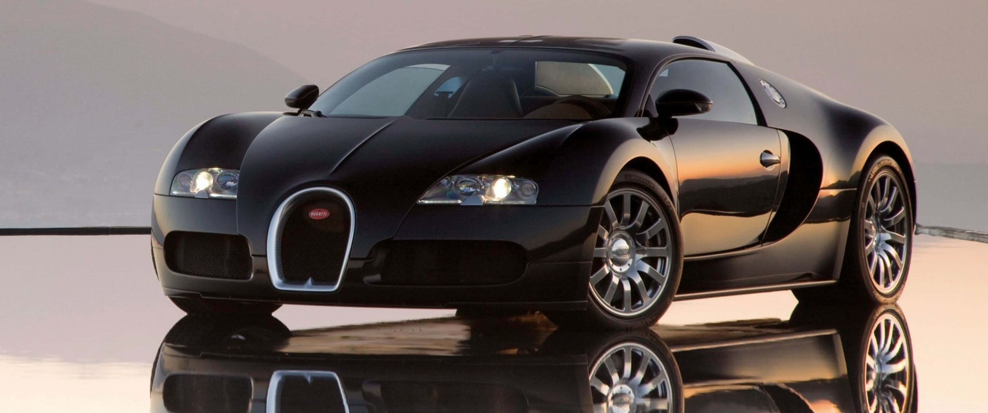 3440x1440p Bugatti 桌布 壁紙 — 一輛時尚的黑色Bugatti超級跑車在柔和燈光下閃耀，其倒影完美映照在拋光地板上，背景簡約。