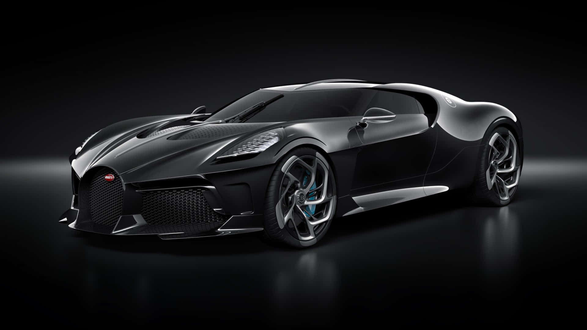 1920 X 1080 Car 桌布 壁紙 — 一輛時尚的黑色Bugatti超跑在攝影棚燈光下，於深色反光地板上閃耀。