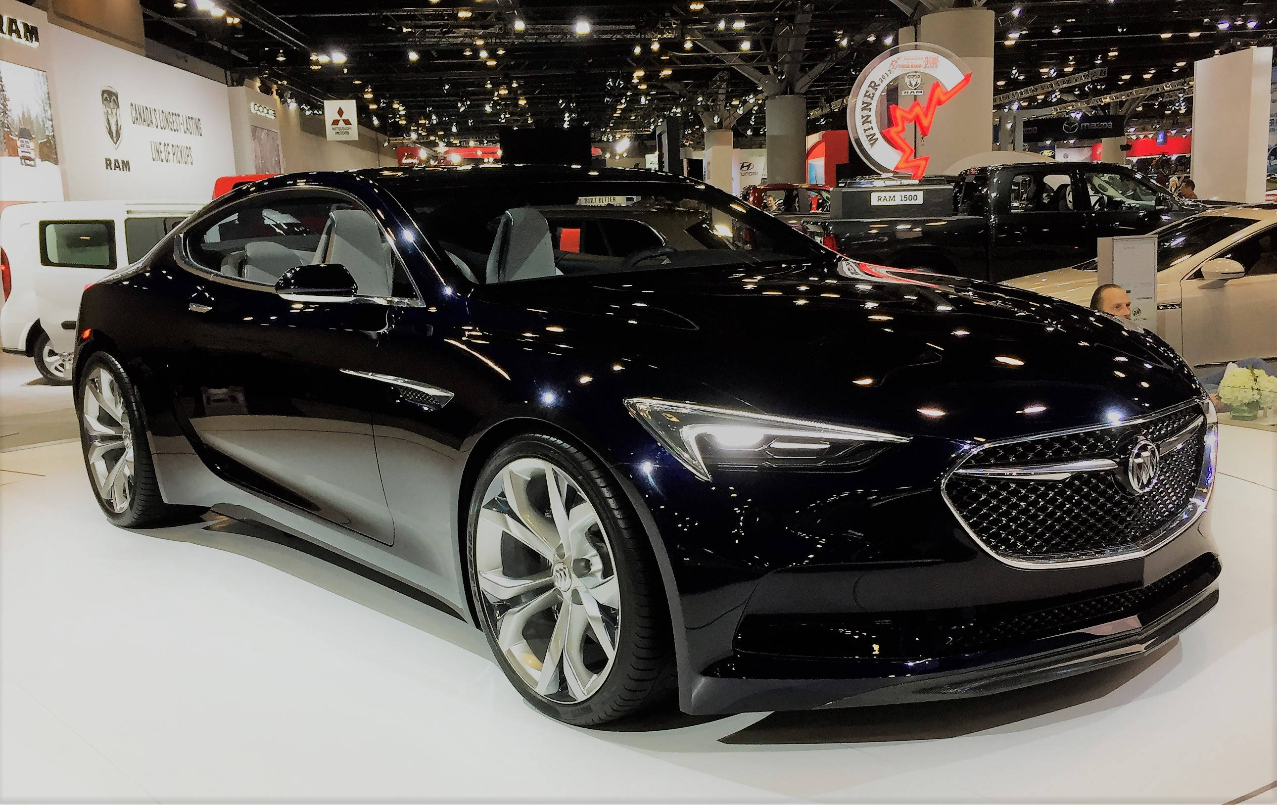 Buick 桌布 壁紙 — 一輛時尚的黑色Buick概念車在車展的明亮展燈下閃閃發光。