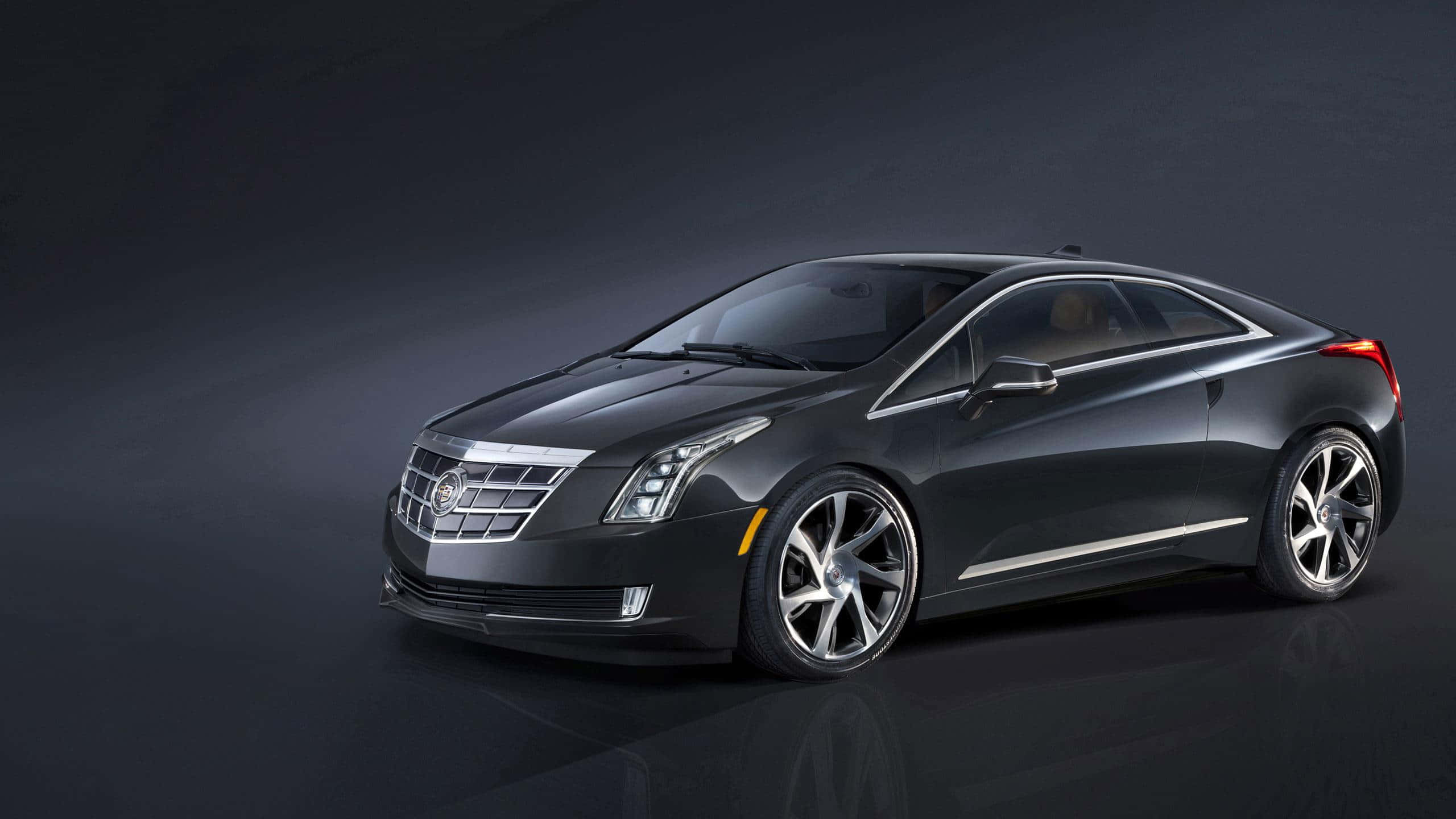 Cadillac Elr 桌布 壁紙 — 一輛時尚的黑色Cadillac ELR轎跑車在攝影棚燈光下，於反光的深色地板上閃耀。