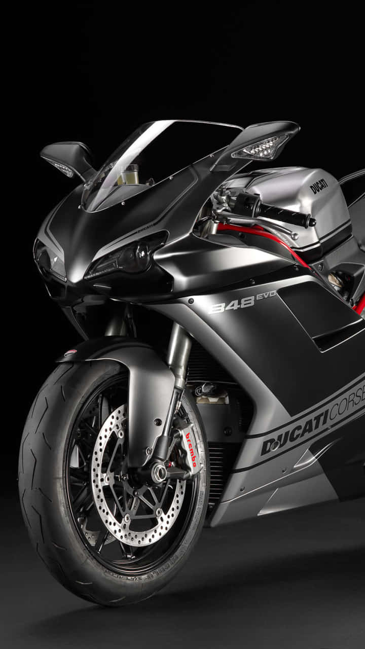 Superbike 桌布 壁紙 — 一輛時尚的黑色Ducati機車，帶有紅色點綴和銀色細節，在深色背景下的工作室拍攝中展示。