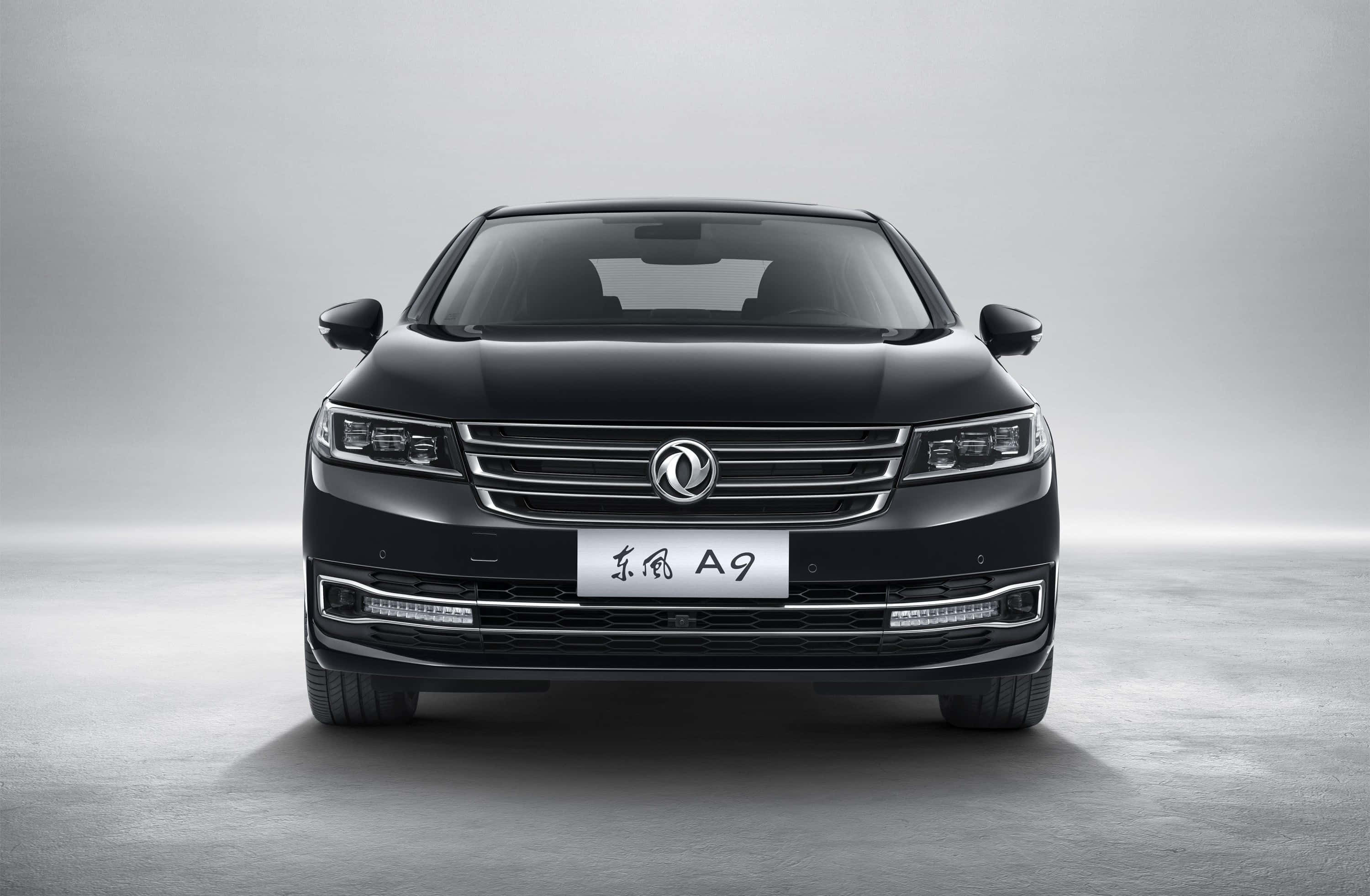 Dongfeng 桌布 壁紙 — 一輛時尚的黑色Feng A9豪華轎車在極簡風格的工作室中正面朝前，配有柔和的灰色燈光。