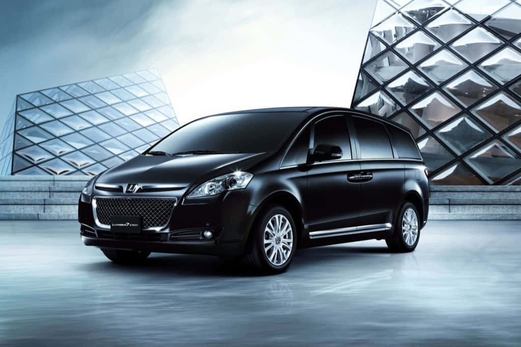 Luxgen 桌布 壁紙 — 一輛時尚的黑色Hyundai Lumina 7客貨車停放在未來風格的玻璃建築前，天空多雲。