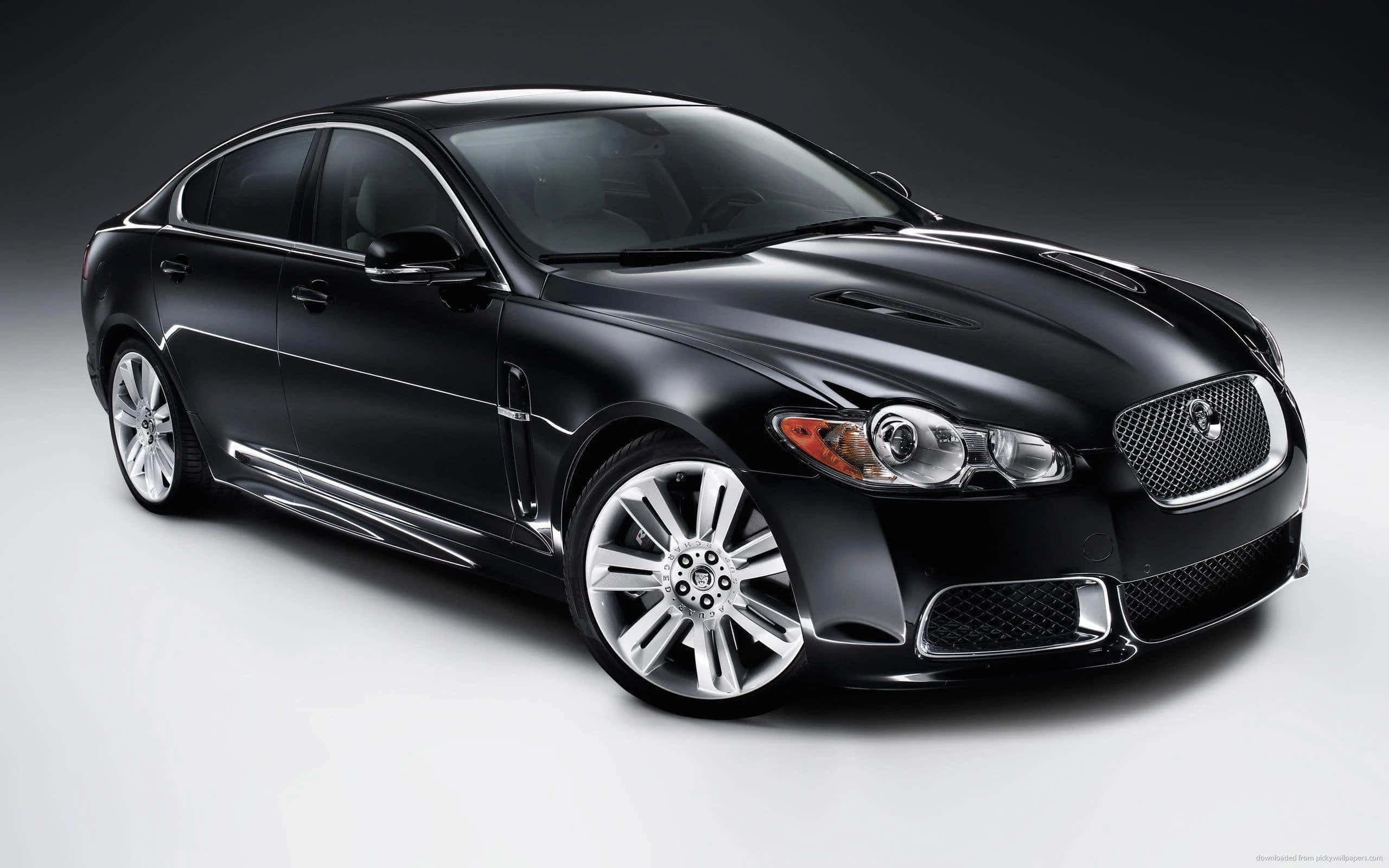 Black Car 桌布 壁紙 — 一輛時尚的黑色Jaguar XF轎車在攝影棚燈光下閃耀，配以拋光鍍鉻飾件和進取造型。