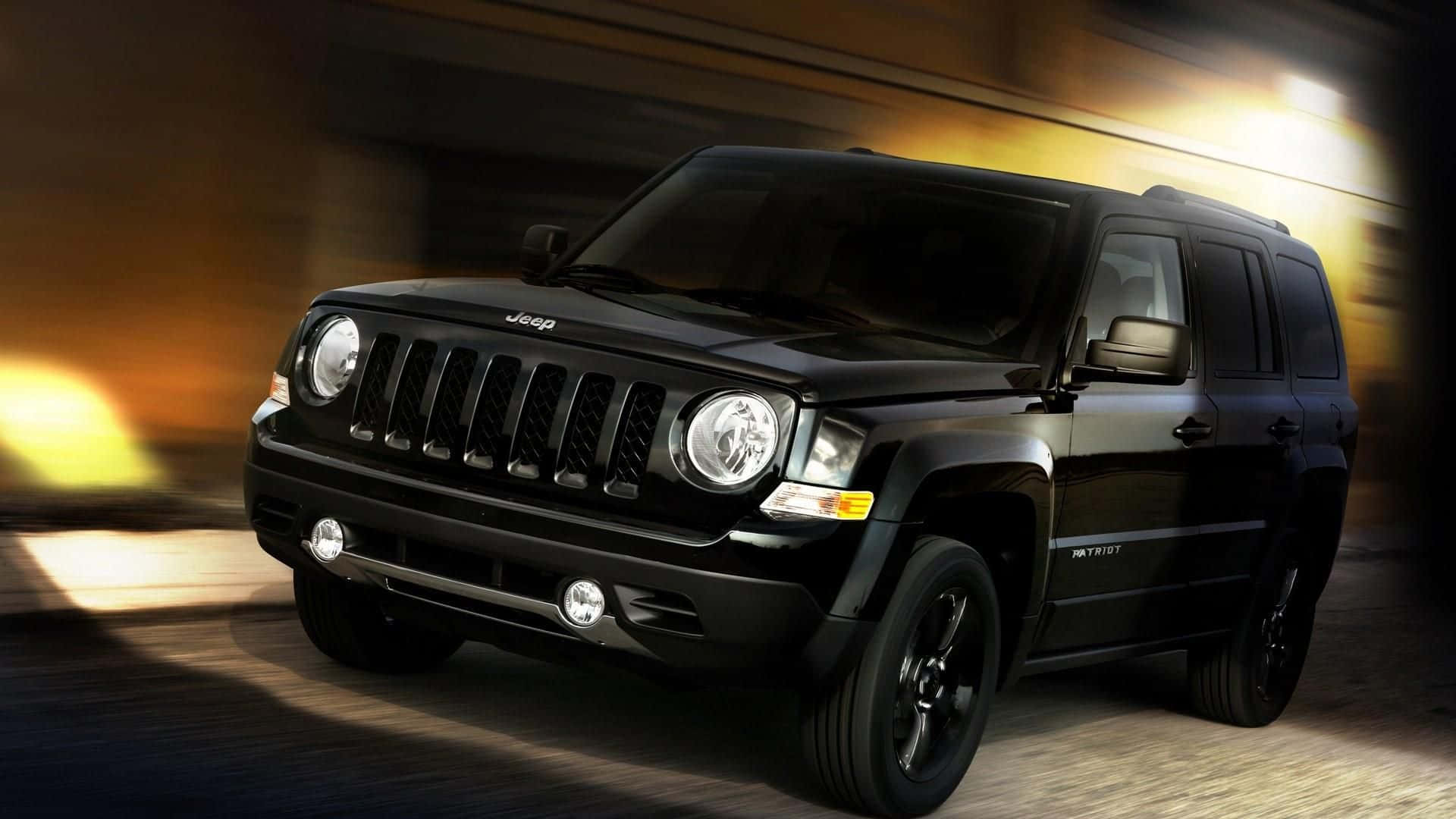 Jeep Patriot 桌布 壁紙 — 一輛時尚的黑色Jeep Patriot在隧道中疾馳，溫暖的金色燈光掠過。
