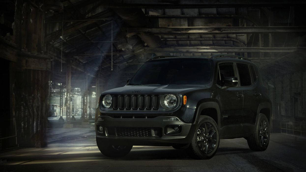 Wrangler 桌布 壁紙 — 一輛時尚的黑色Jeep Renegade在佈滿灰塵的廢棄倉庫中亮起，光束劃破陰暗。