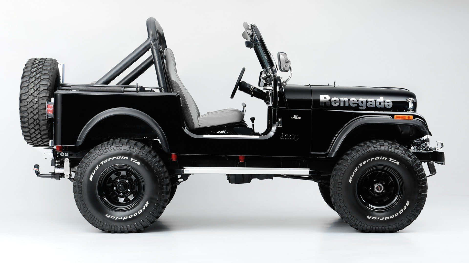 Jeep Cj 桌布 壁紙 — 一輛時尚的黑色Jeep Renegade，配備超大輪胎和裸露車架，在純白背景前蓄勢待發。