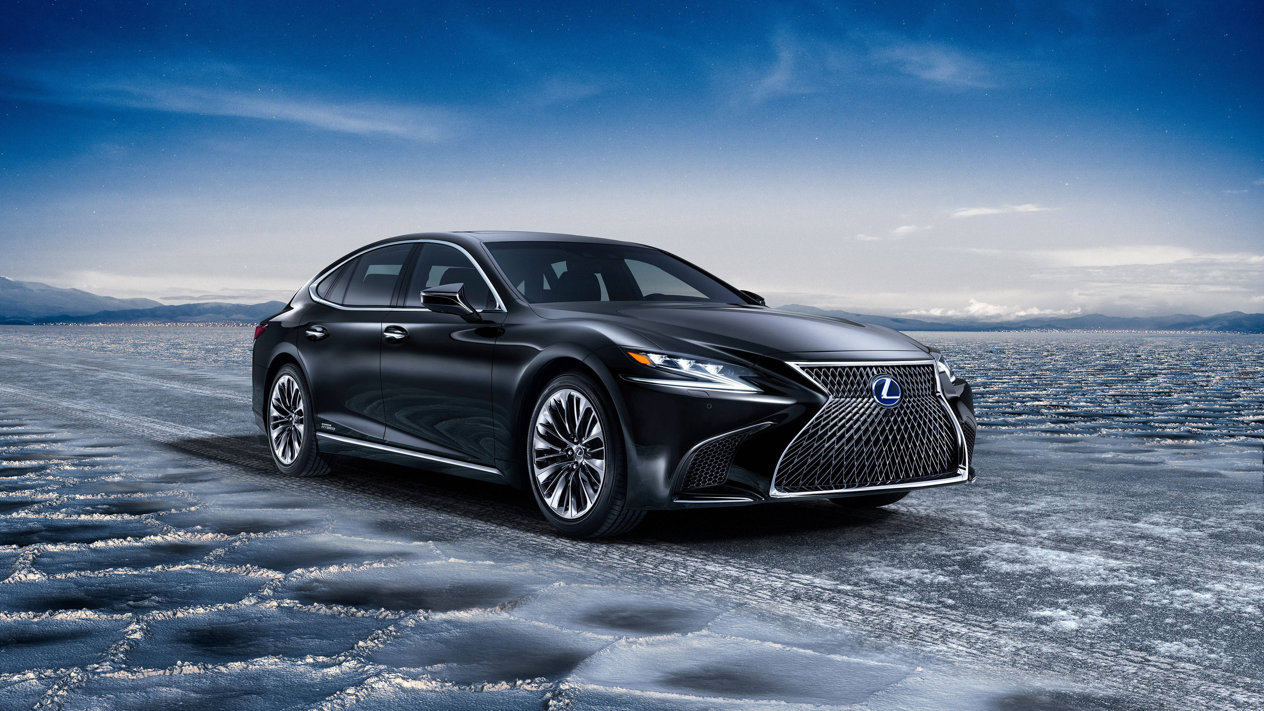 Lexus 桌布 壁紙 — 一輛時尚的黑色Lexus房車在星空暮色下，掠過廣闊的冰凍湖面，遠山為背景。