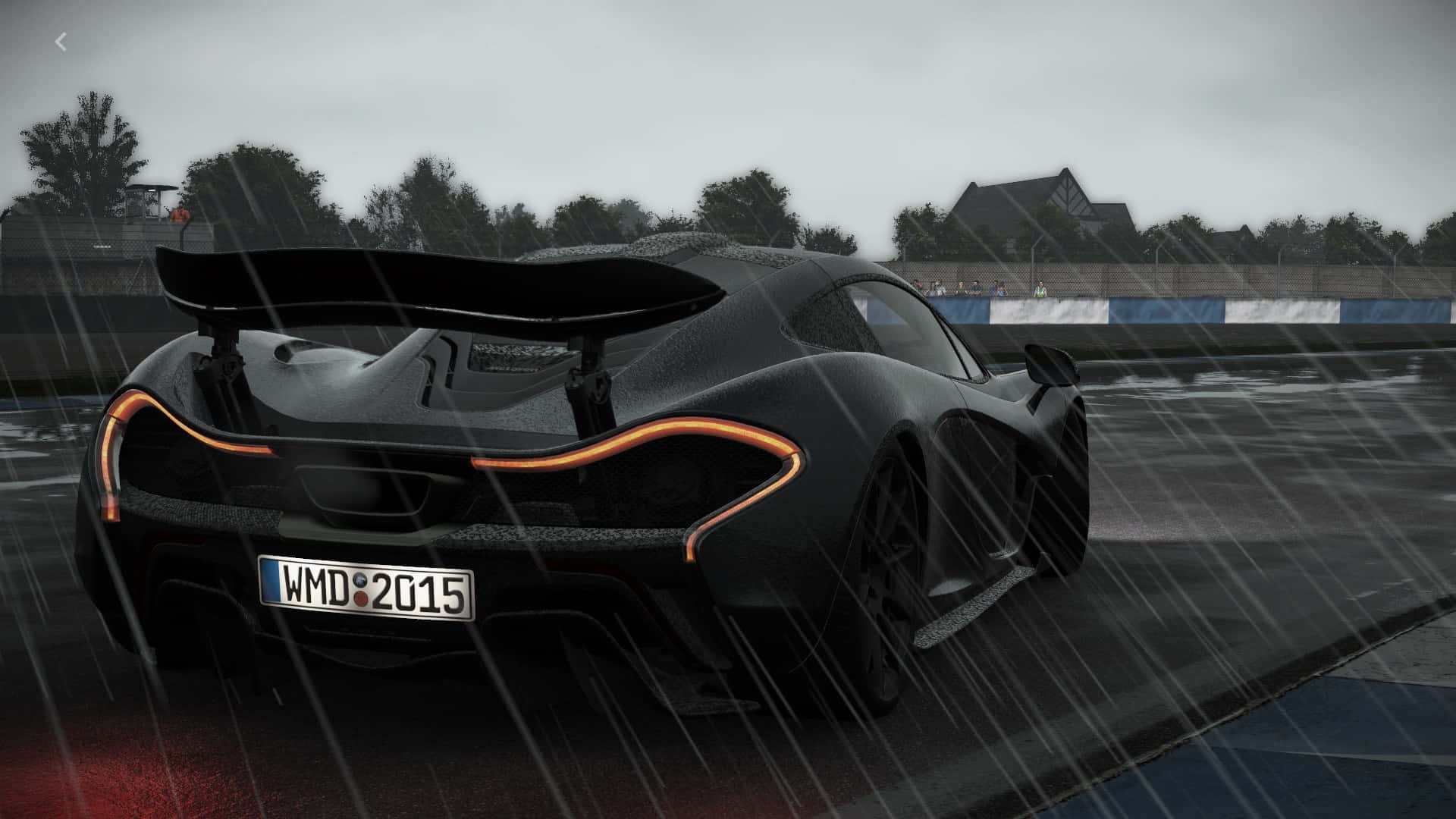 電玩遊戲 桌布 壁紙 — 一輛時尚的黑色McLaren P1跑車，帶有發光的橙色尾燈，在陰天下的濕滑賽道上於大雨中疾馳。