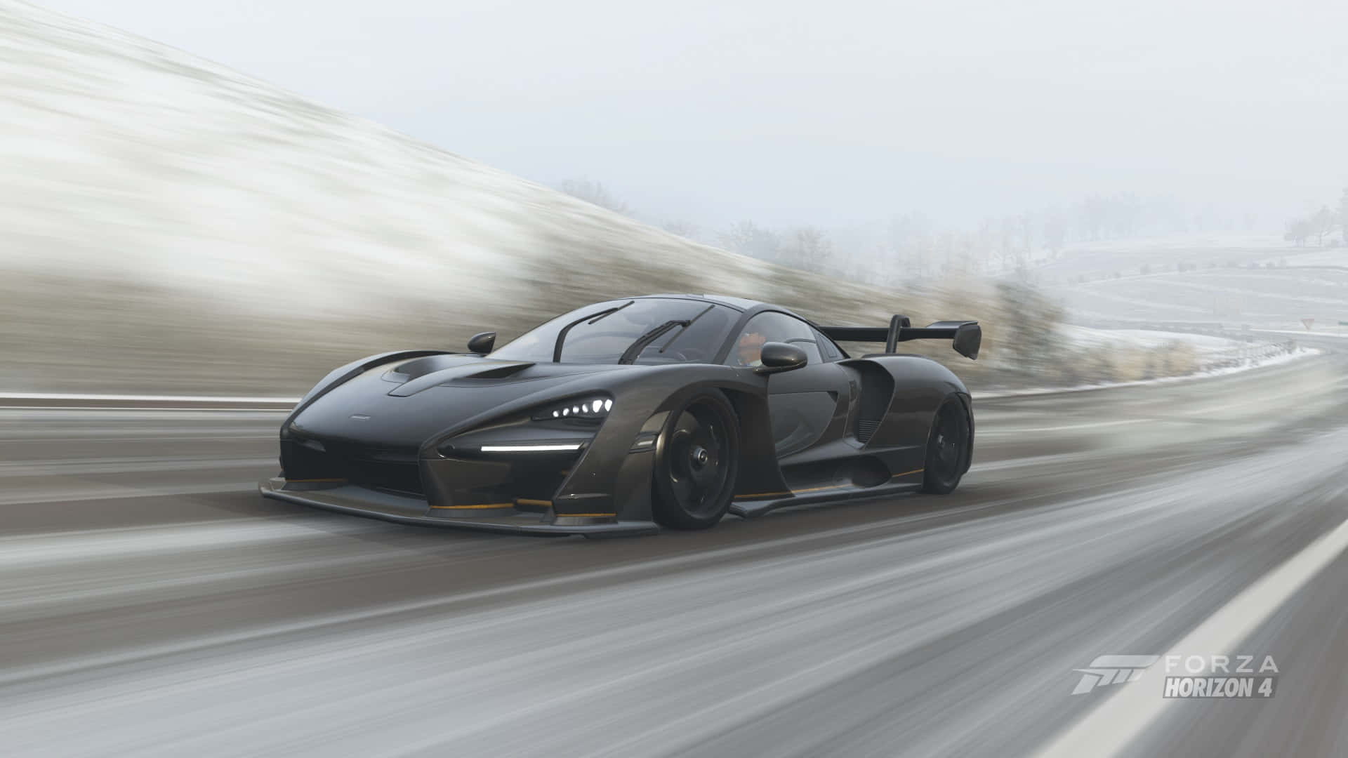 1920x1080 Forza Horizon 4 桌布 壁紙 — 一輛時尚的黑色McLaren Senna在白雪覆蓋的山路上高速飛馳，冬季景色模糊。